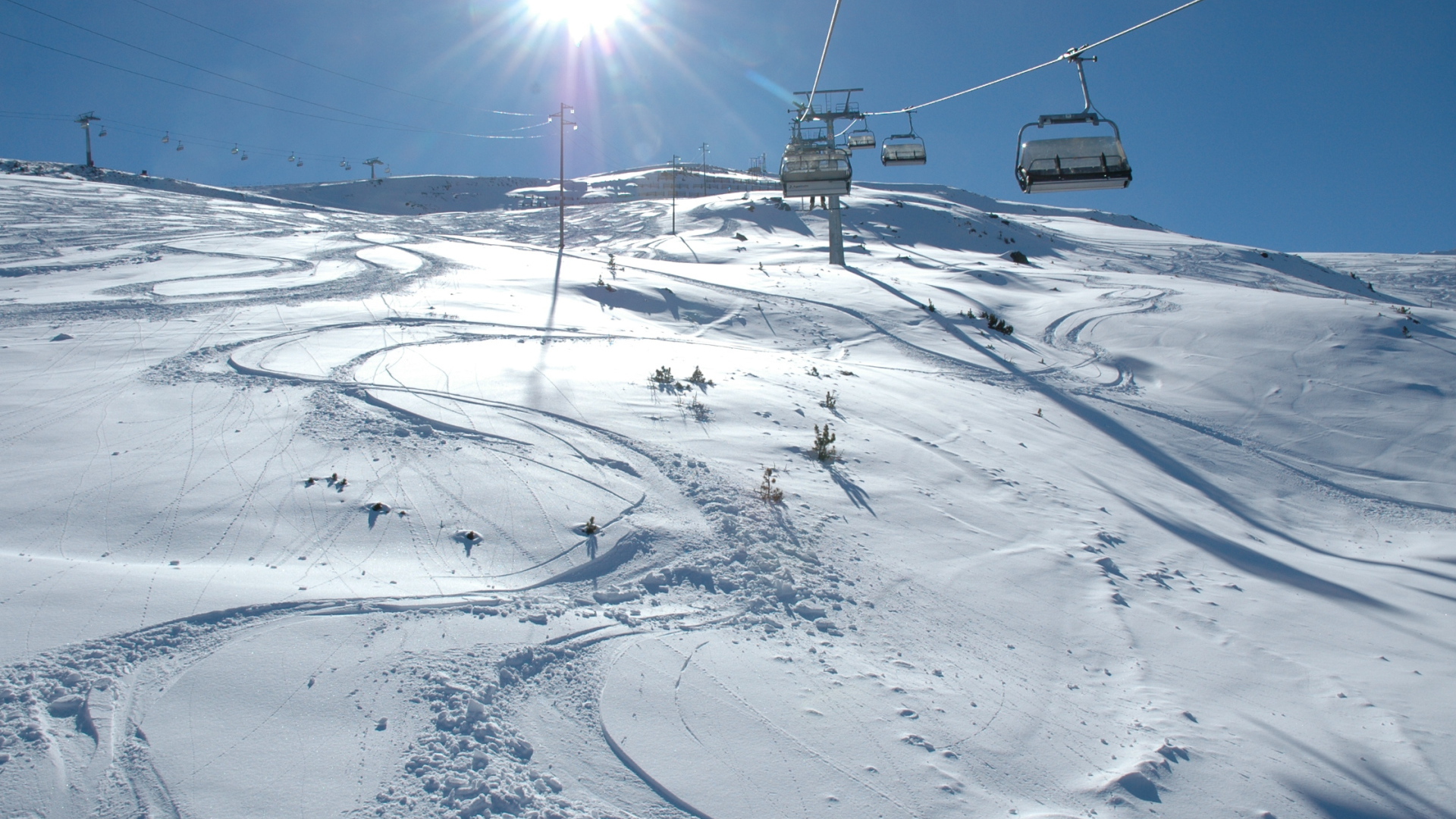 Спуск на лыжах на курорте в Бормио, Италия