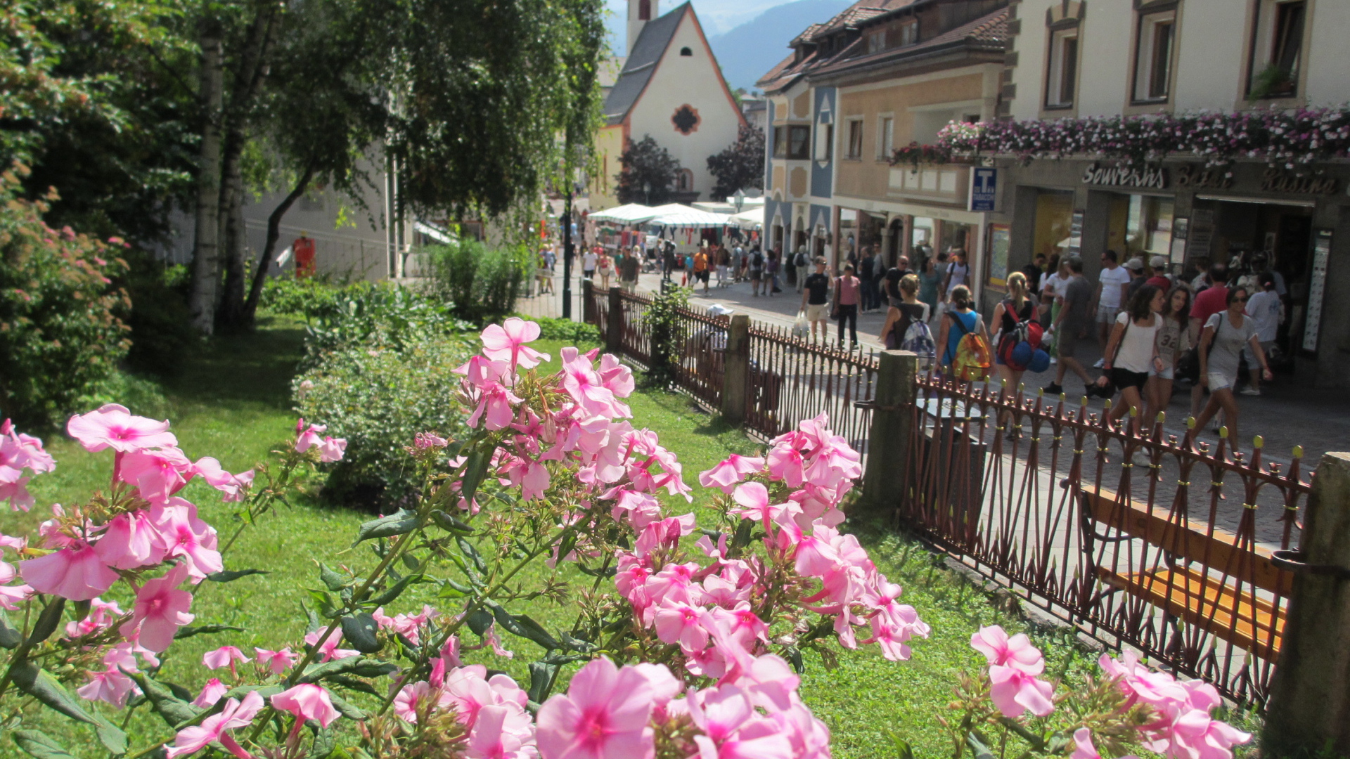 Цветы на клумбе на курорте Ортизей, Италия