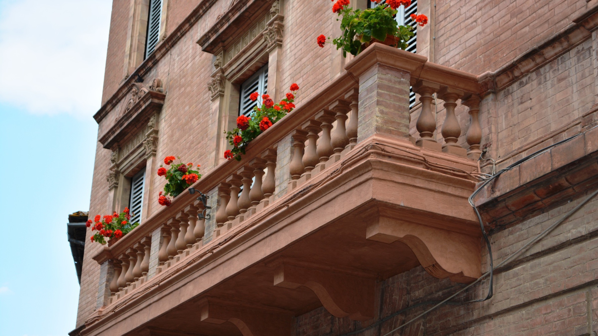 Цветы на балконе в Сиене, Италия