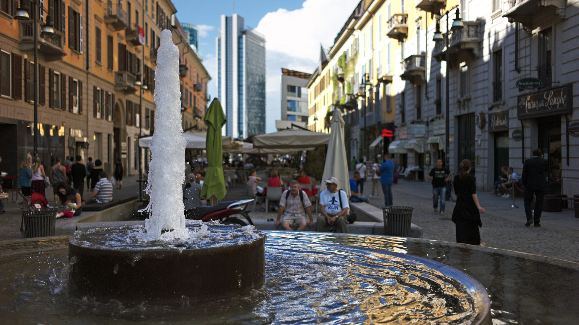 Фонтан на улице в Милане, Италия