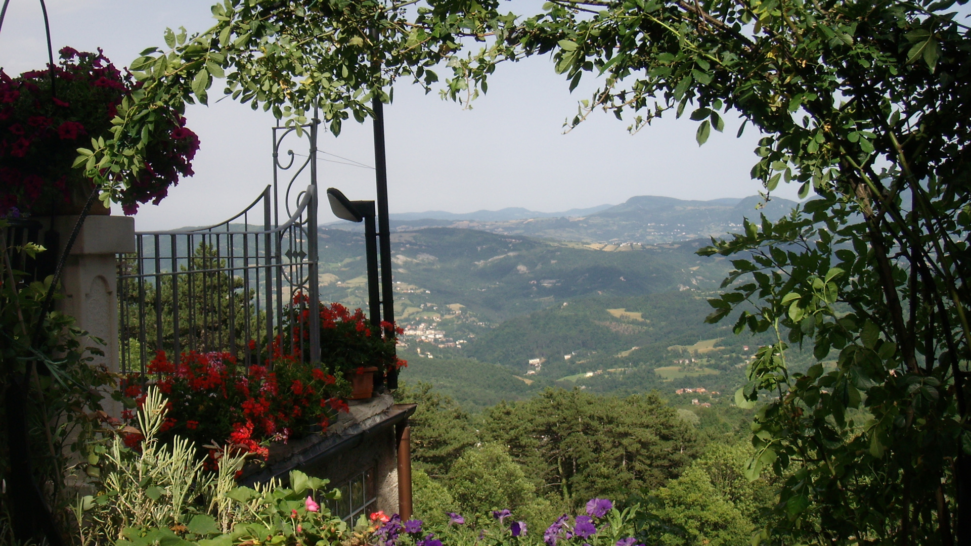 Сад с видом на горы на курорте в Монтекатини Терме, Италия