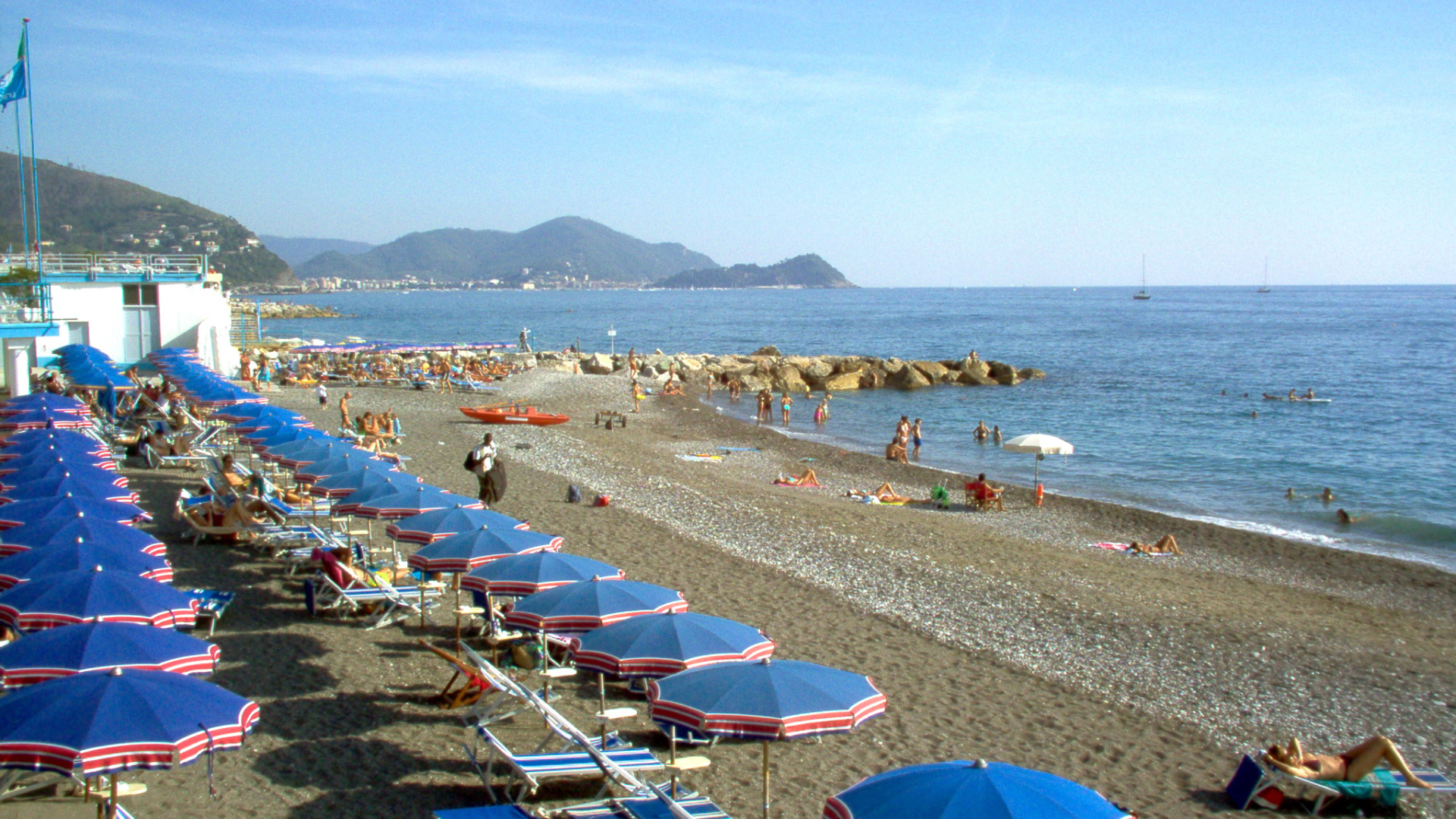 Золотой пляж на курорте Сан Бартоломео Аль Маре, Италия