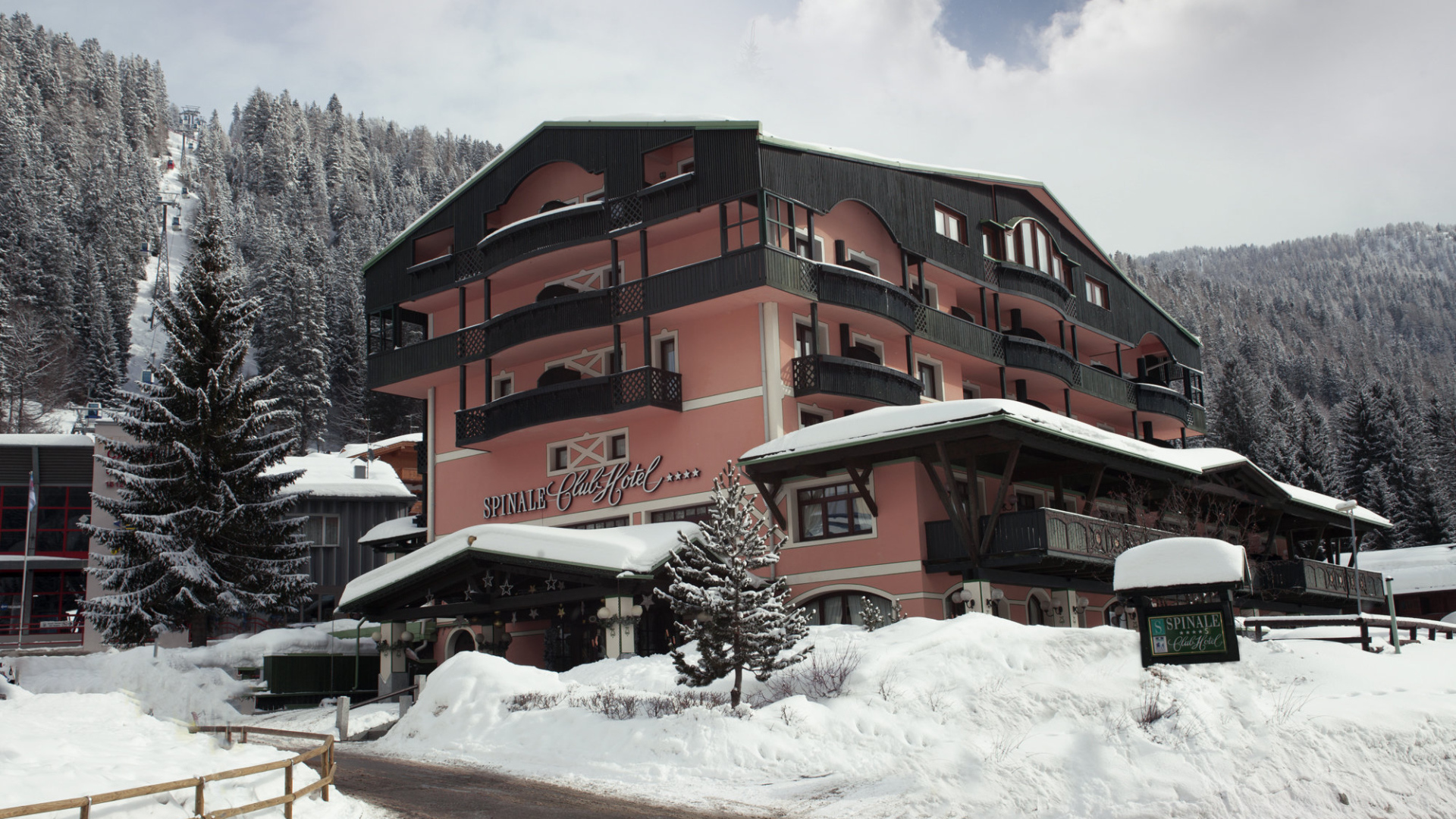 Отель Спинале на горнолыжном курорте Мадонна ди Кампильо, Италия