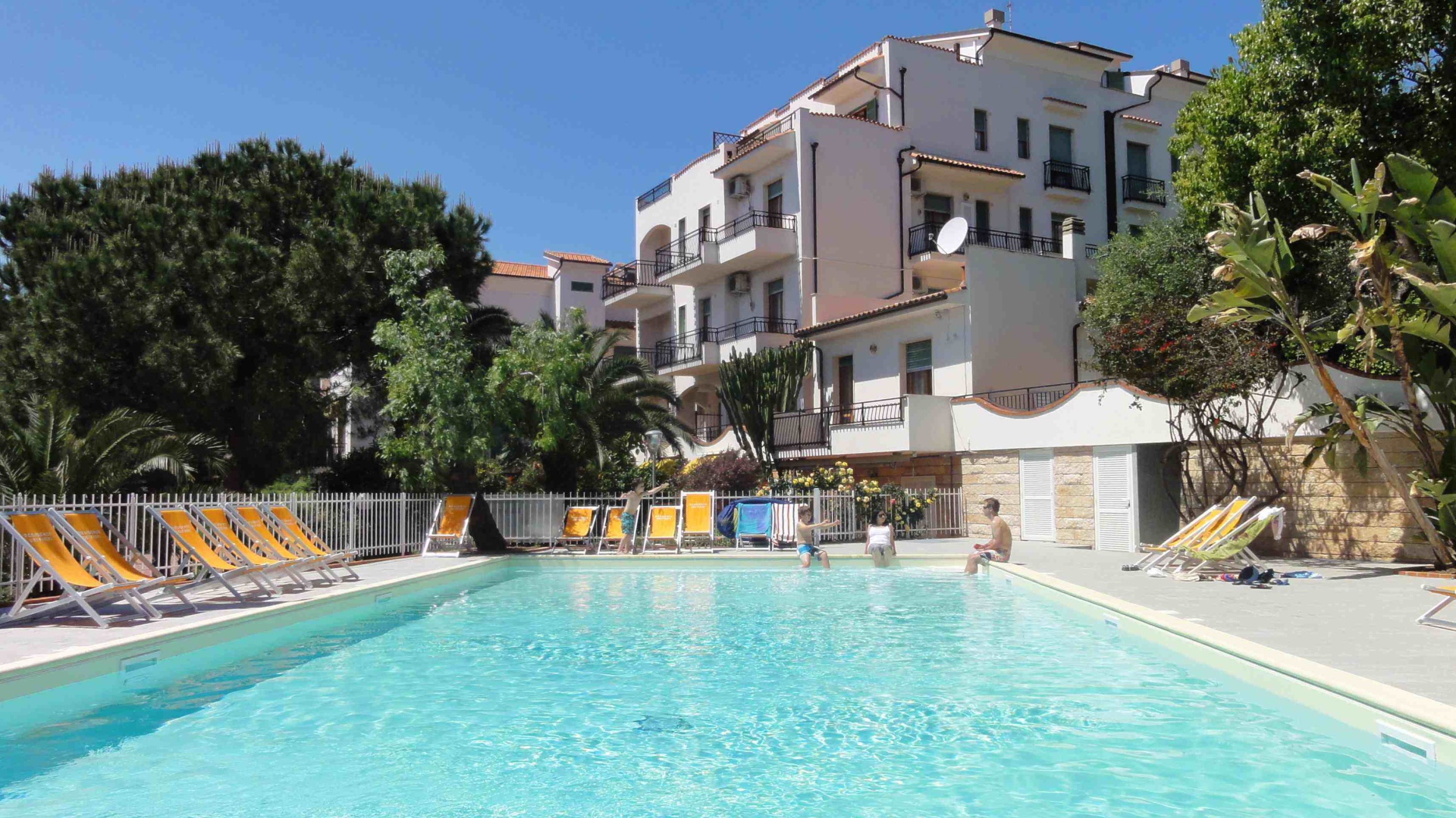 Гостиница на побережье на курорте в Пьетра Лигуре, Италия