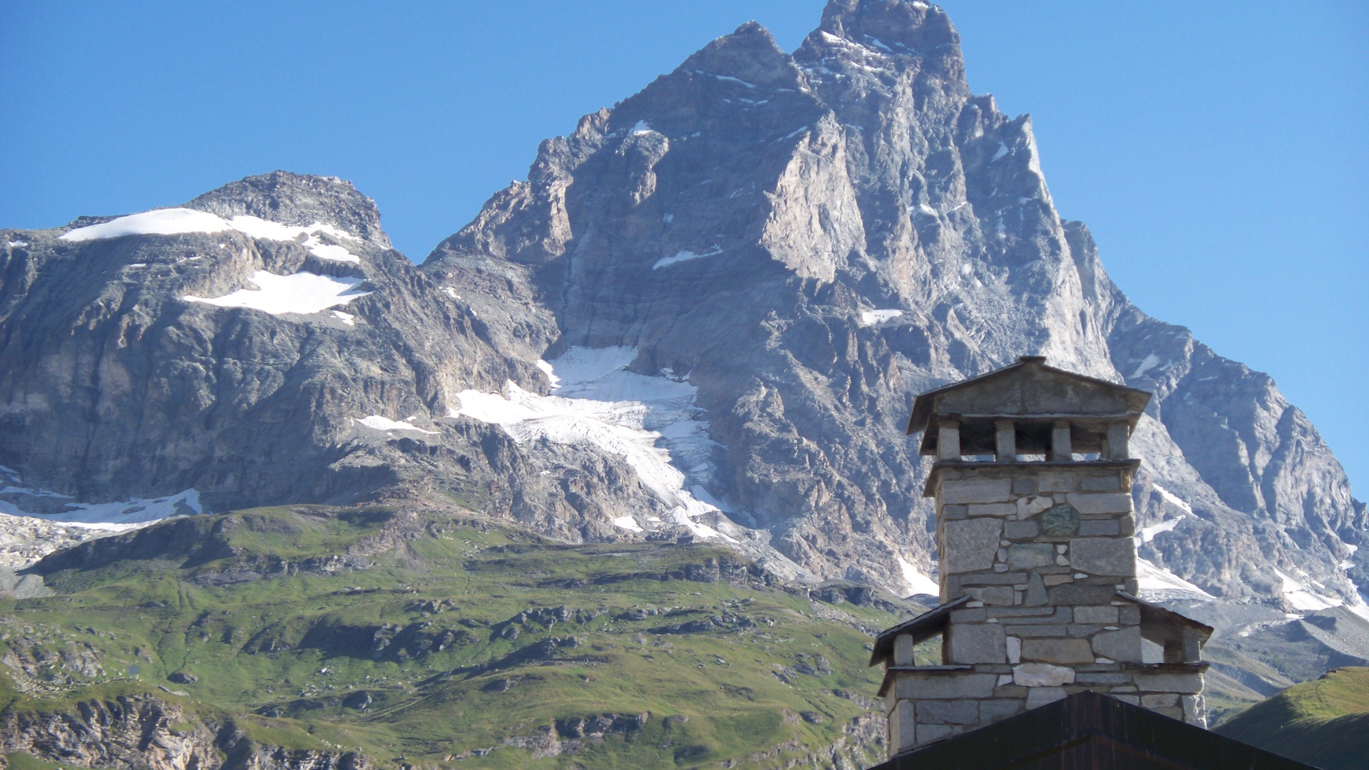 Дом на фоне гор на горнолыжном курорте Червиния, Италия