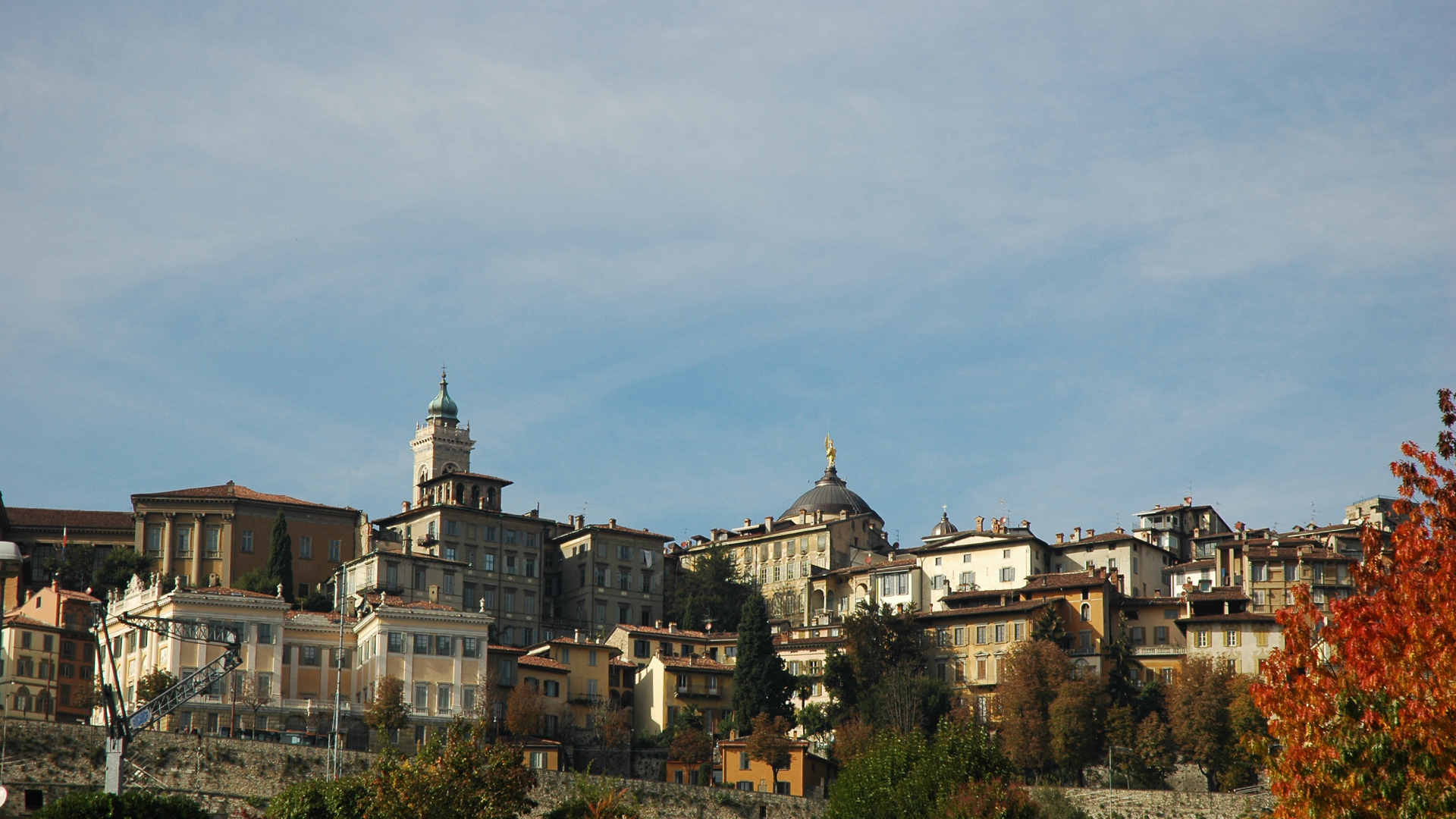 Дома на склоне в Бергамо, Италия