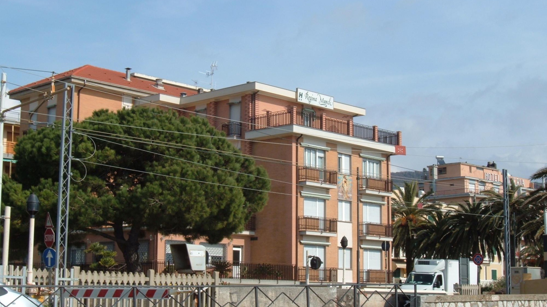 Дома на набережной на курорте в Пьетра Лигуре, Италия