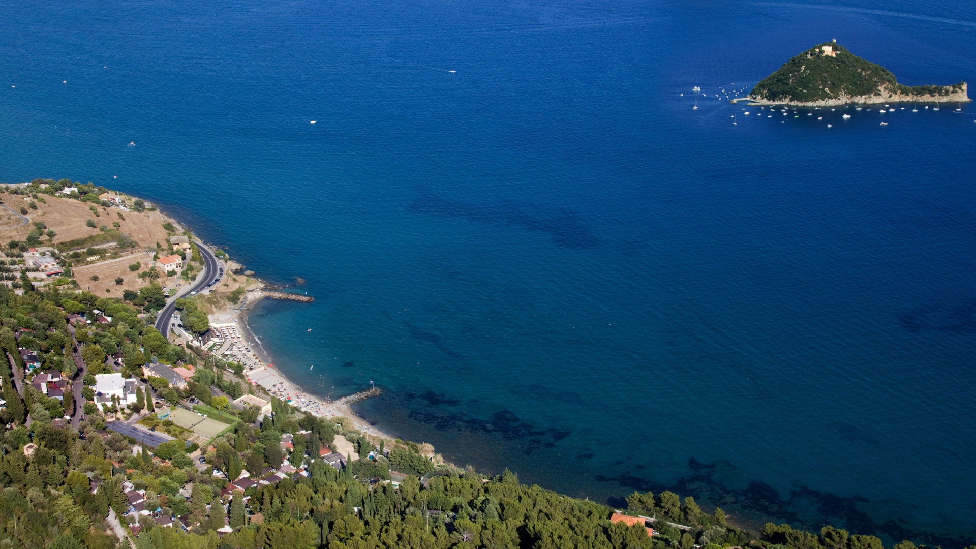 Островок у побережья на курорте Алассио, Италия