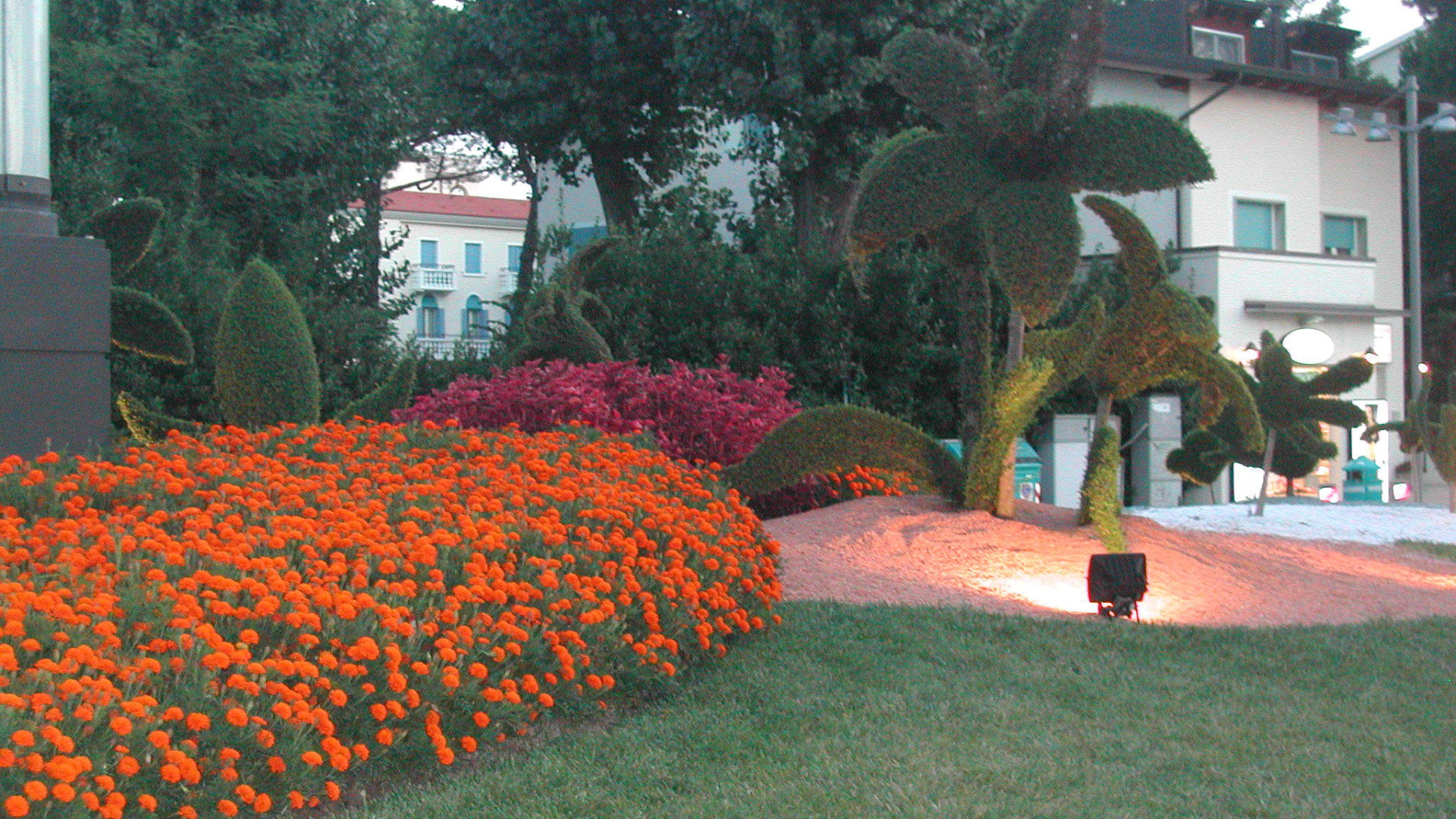 Великолепный сад на курорте Лидо ди Езоло, Италия