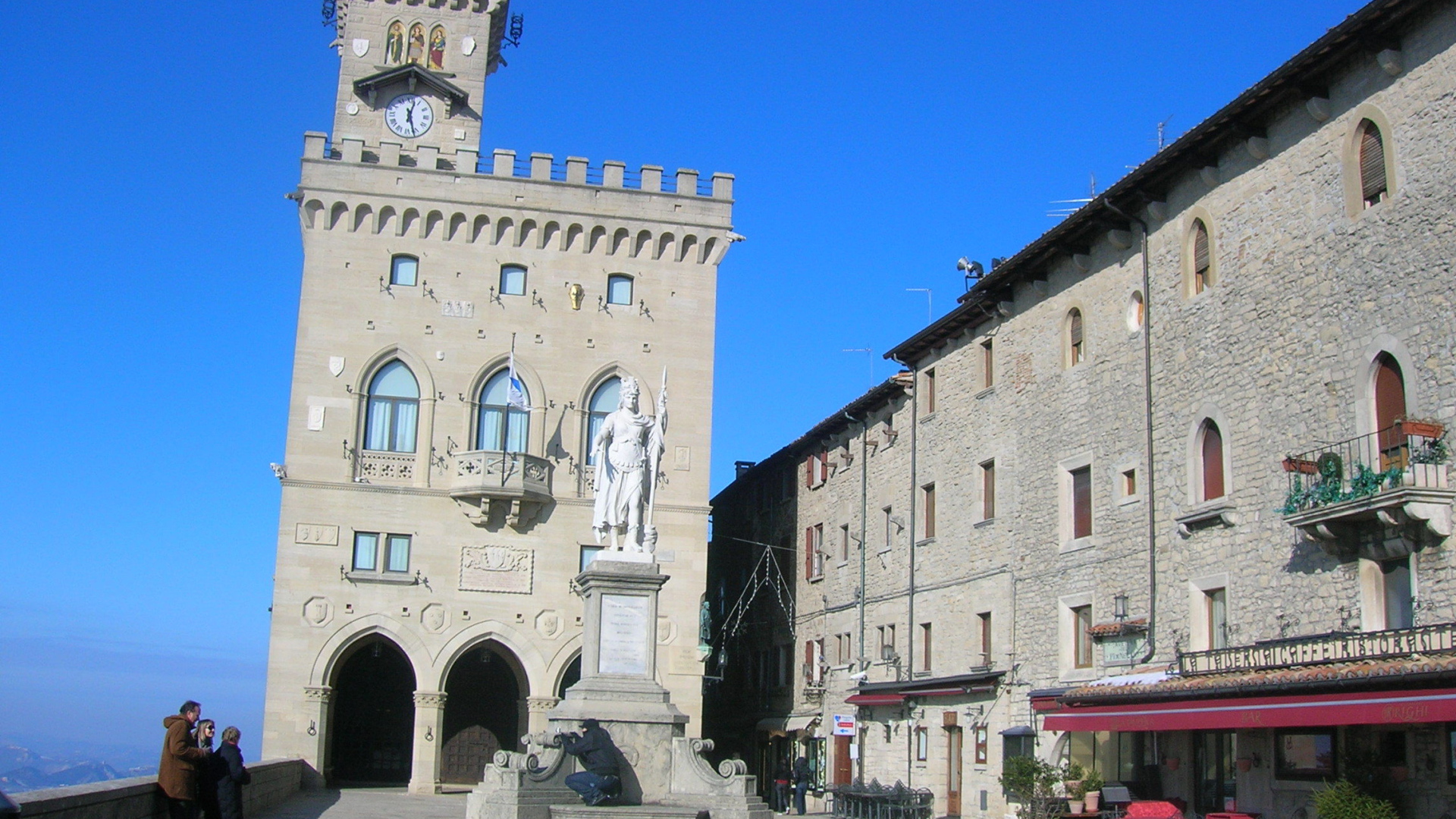 Памятник на площади в Сан Марино, Италия