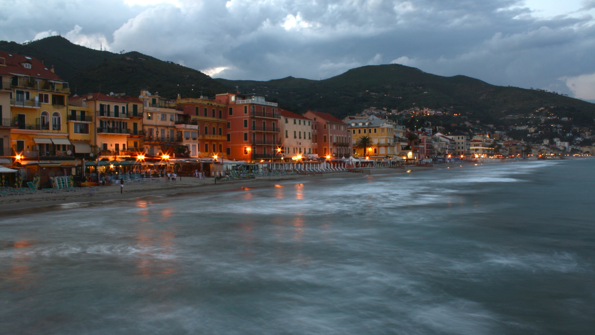 Ночные огни на курорте Алассио, Италия