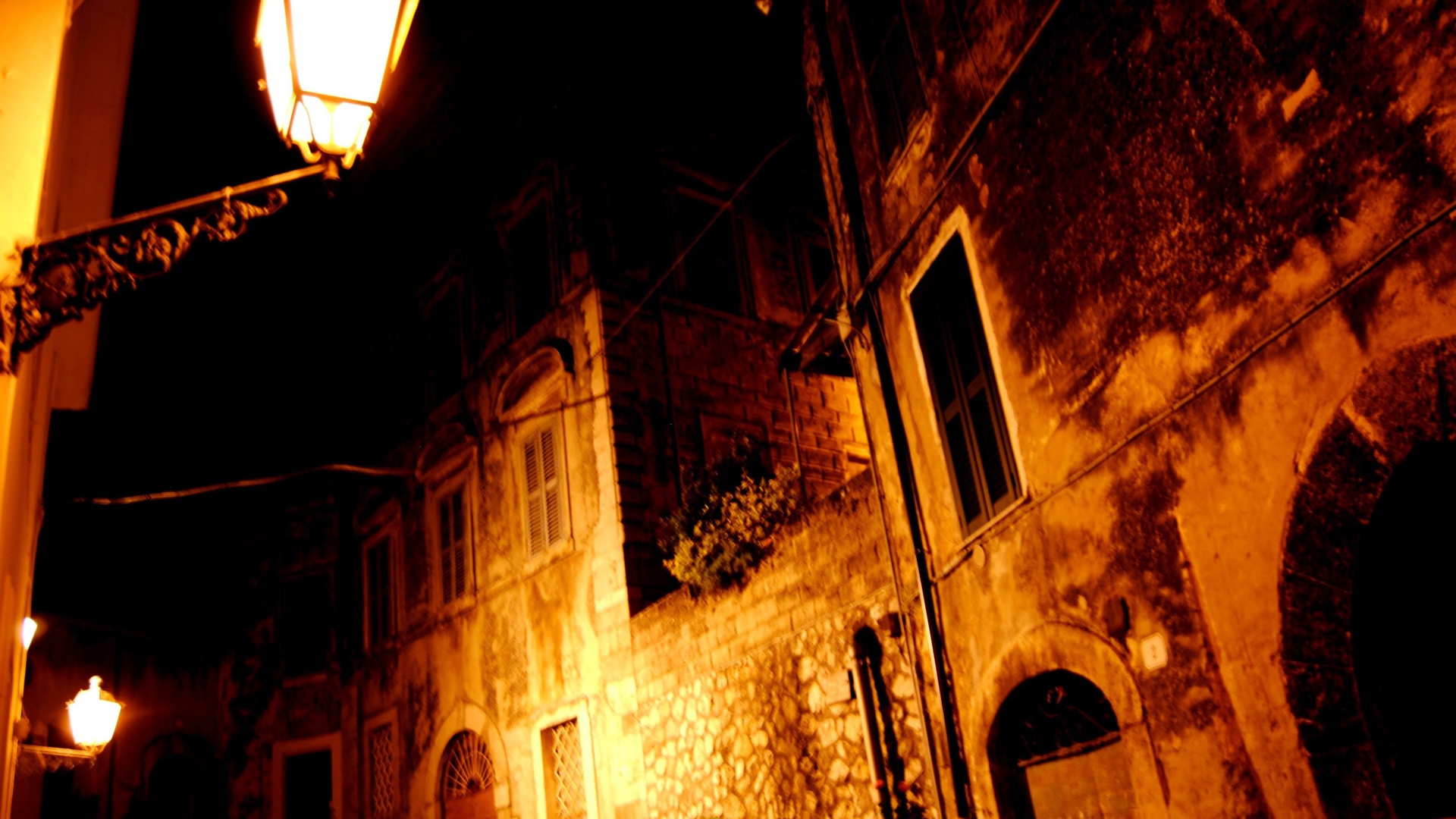 Ночная улица на курорте Фьюджи, Италия