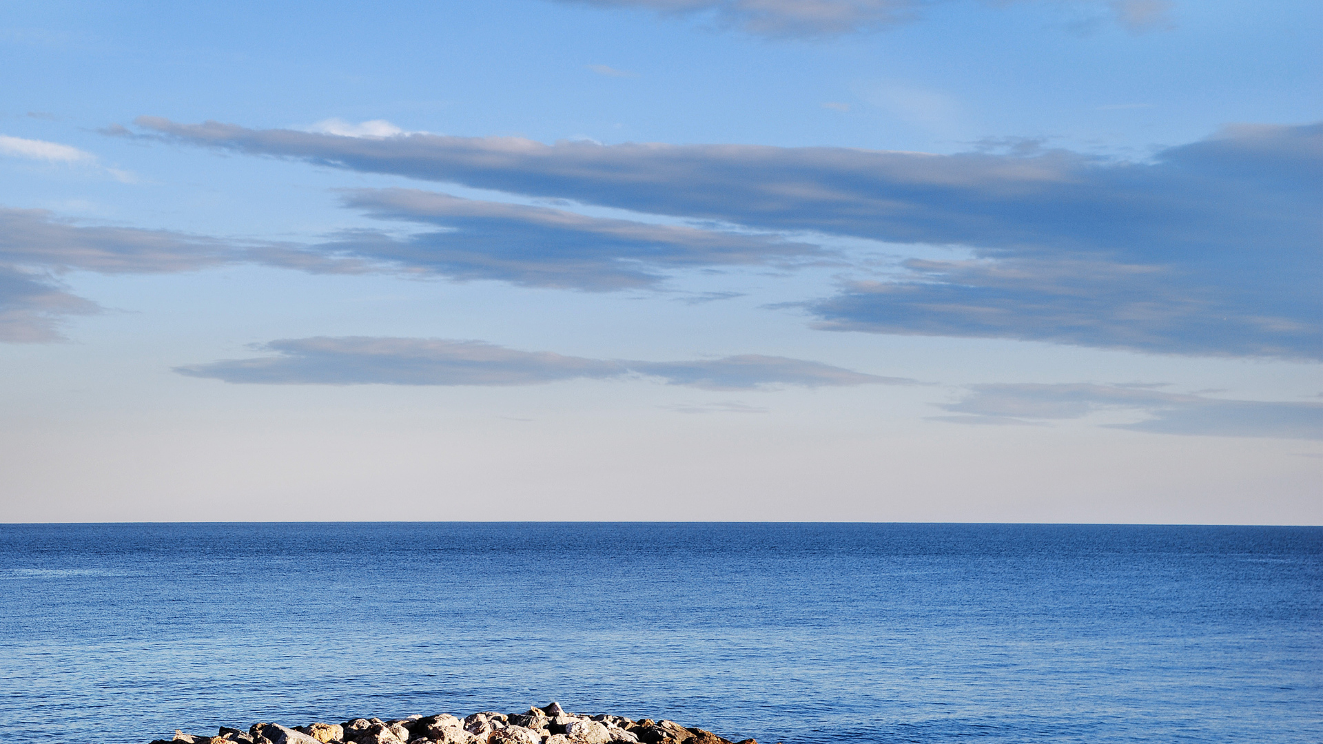 На берегу моря на курорте Споторно, Италия