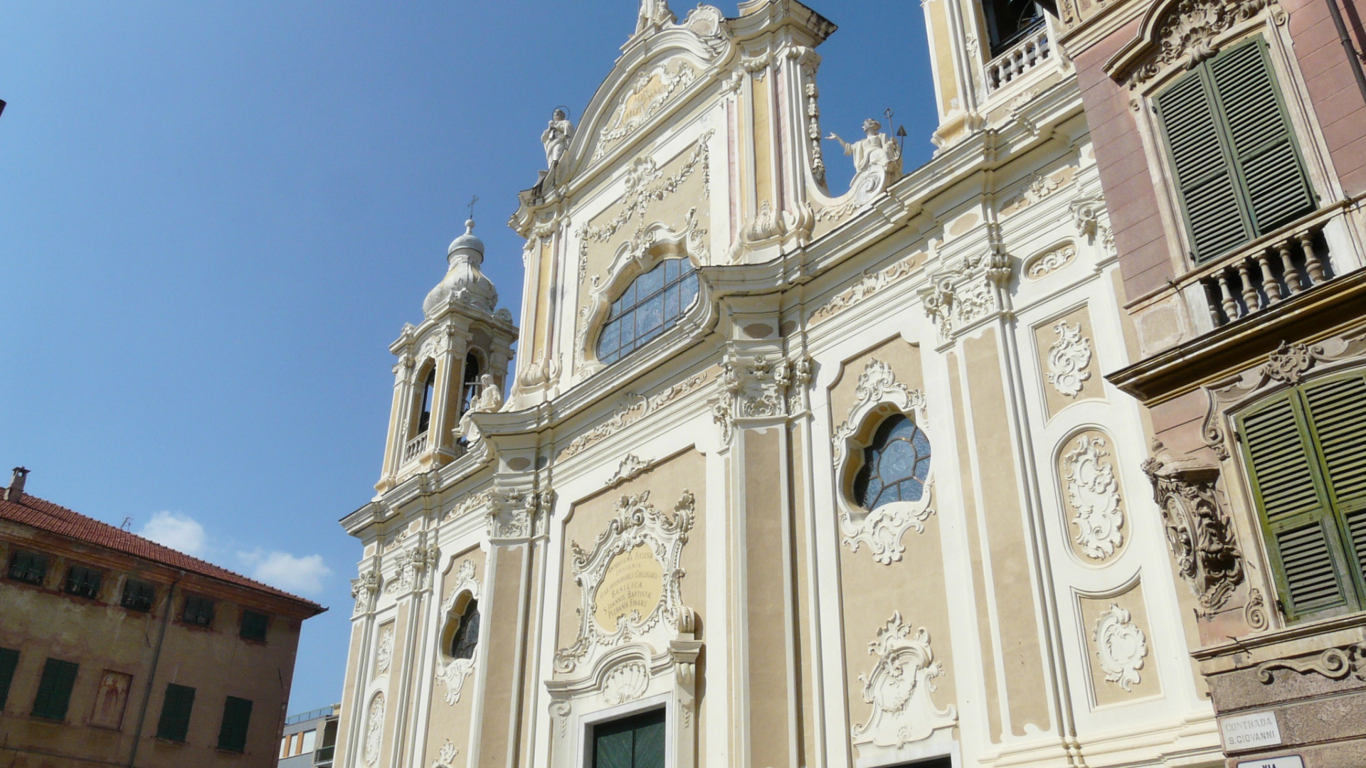 Изысканное здание на курорте Финале Лигуре, Италия