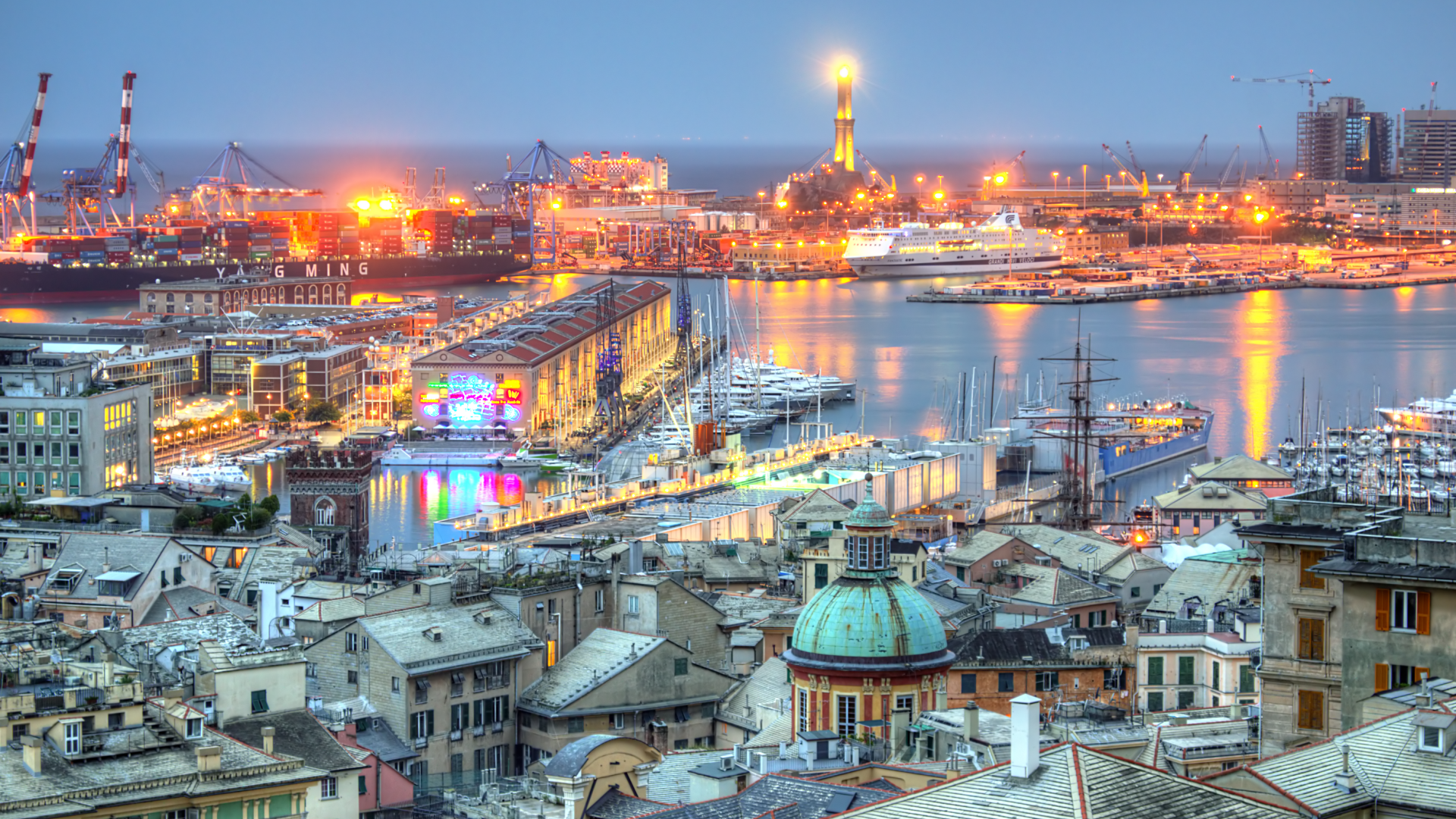 Портовые огни в Генуе, Италия