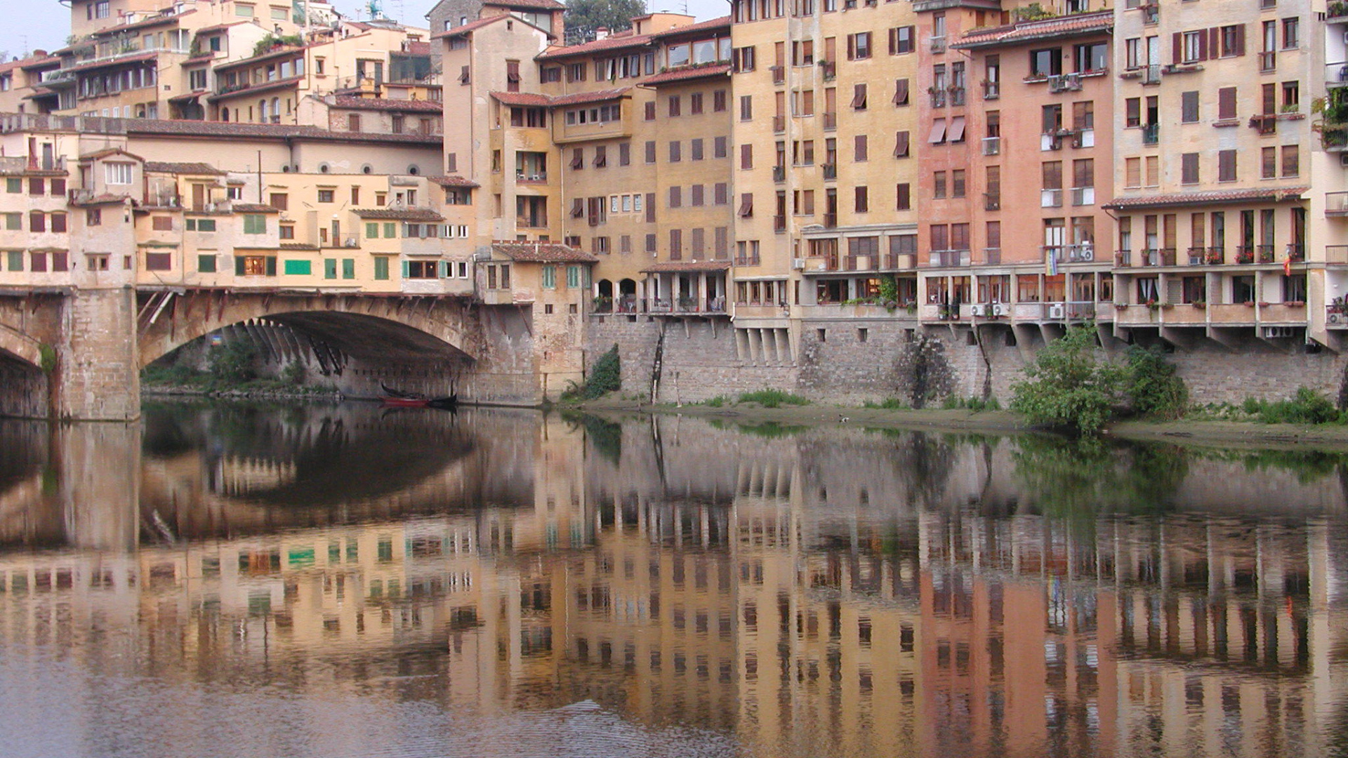 Отражение домов в воде во Флоренции, Италия