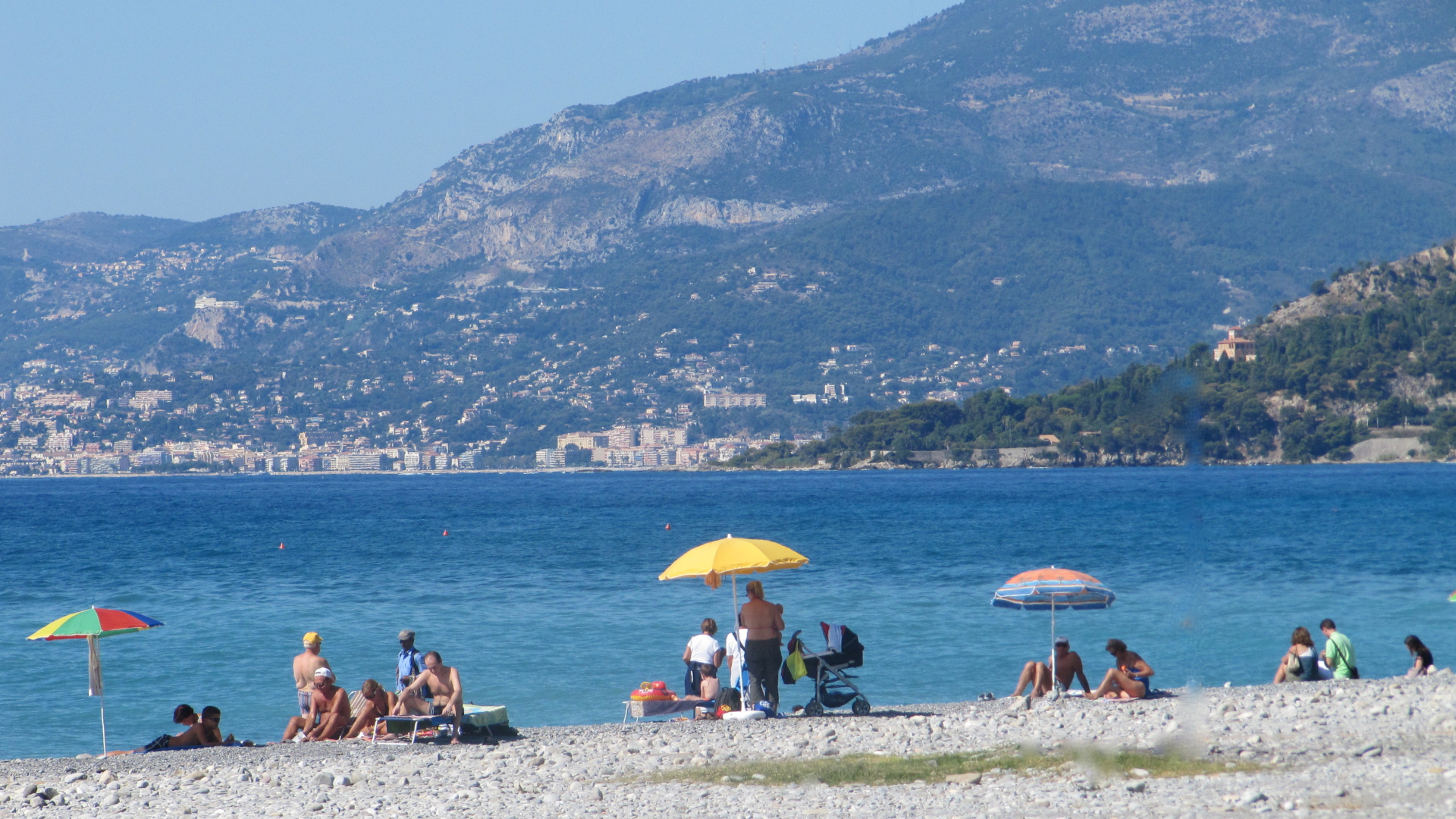Отдых на пляже в Сан Ремо, Италия