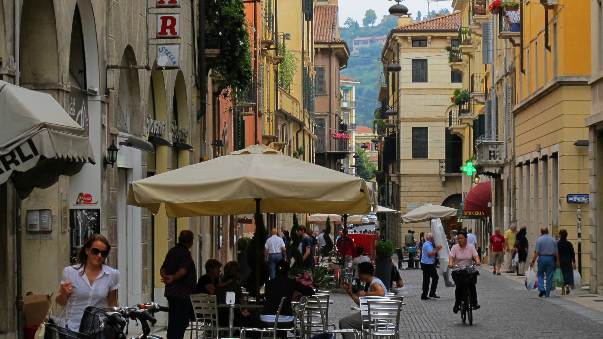 Отдых в уличном кафе в Вероне, Италия