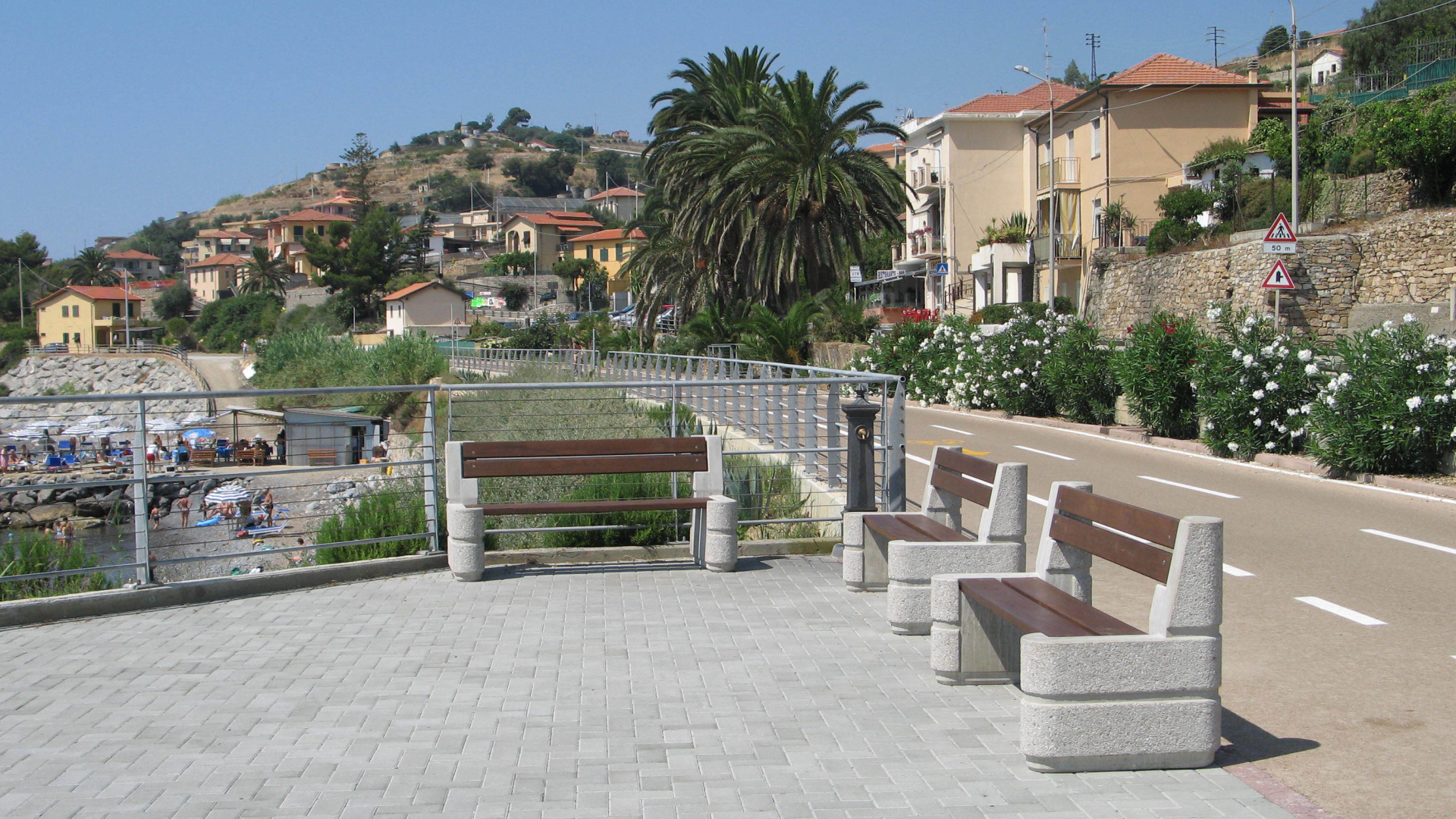 Лавочки на набережной в Санто Стефано аль Маре, Италия