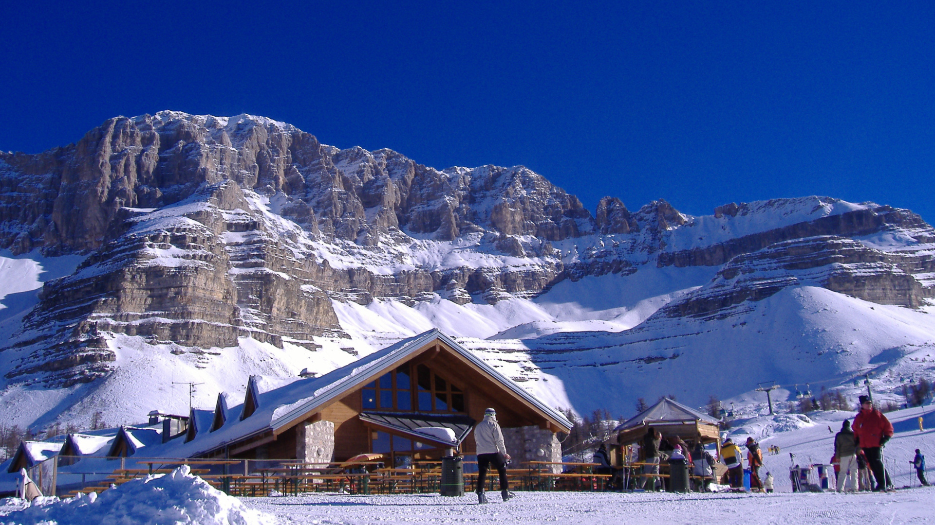 Горнолыжная база на курорте Мадонна ди Кампильо, Италия