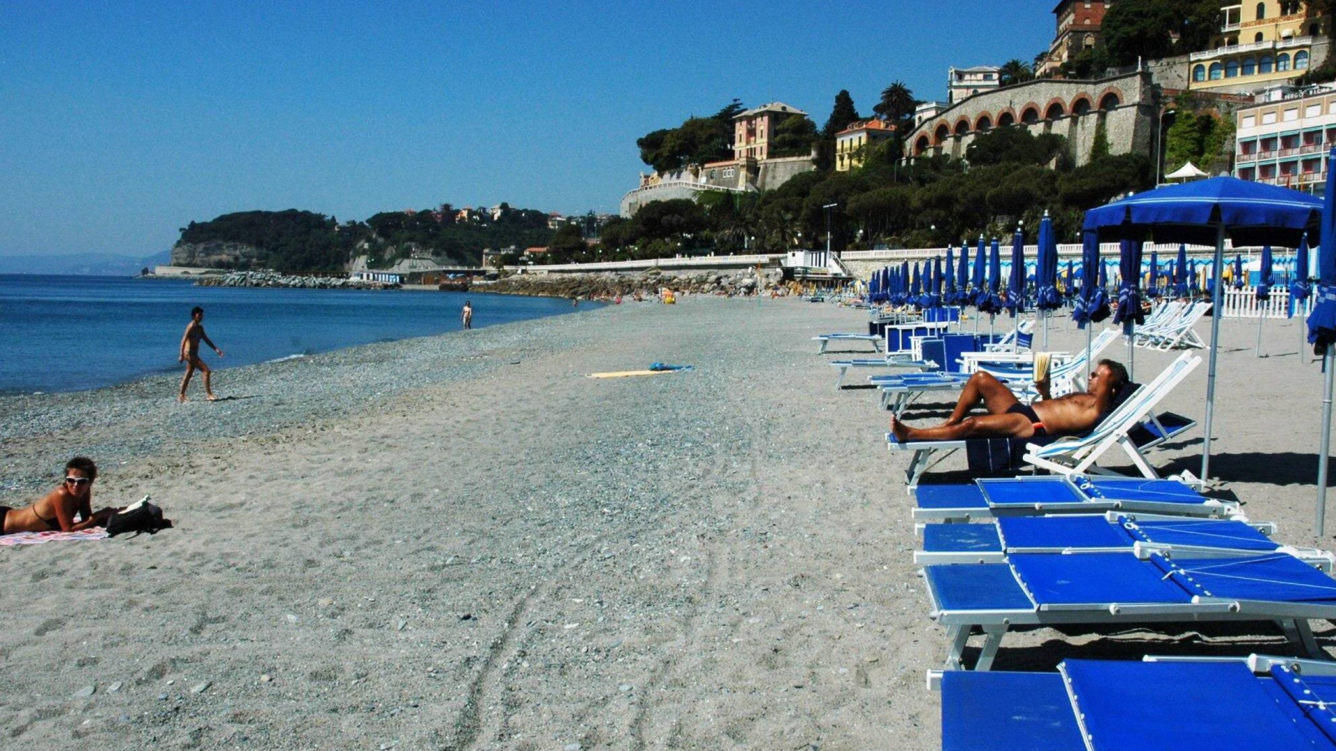 Весенний отдых на пляже на курорте Челле Лигуре, Италия