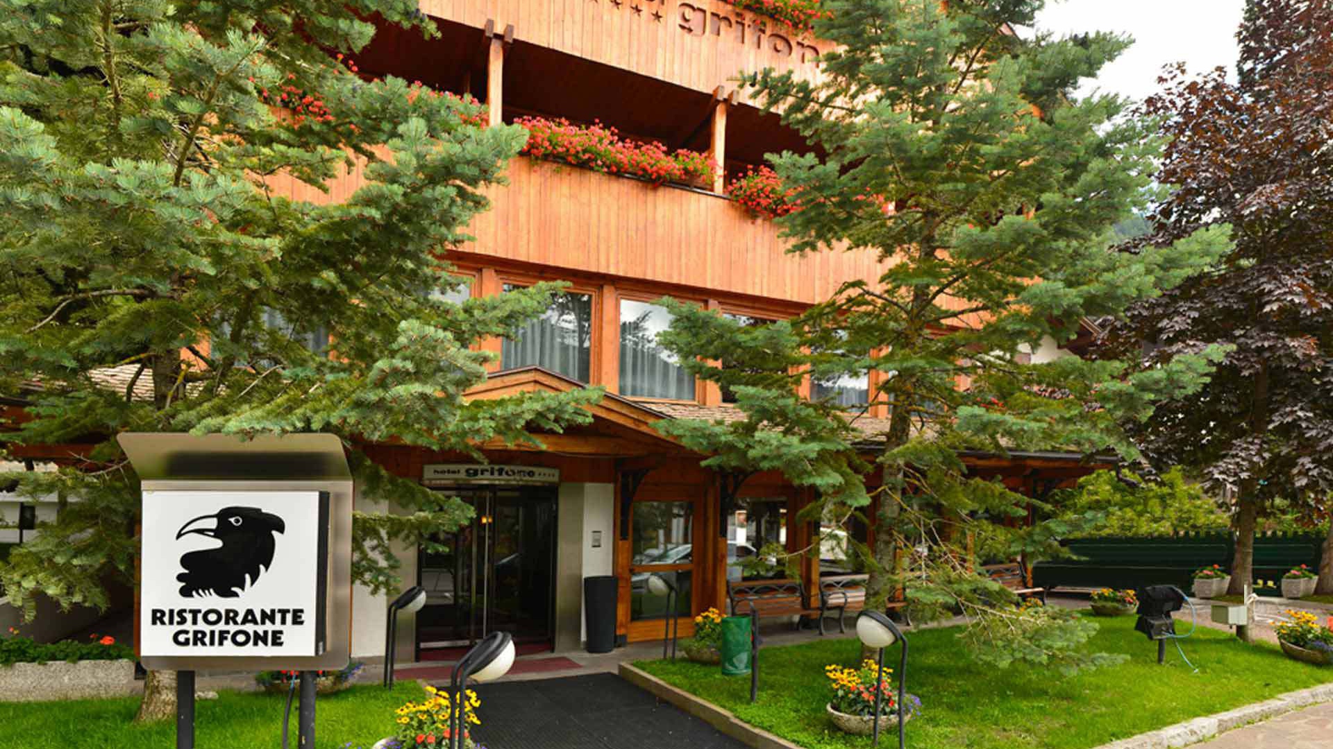 Летний вид отеля Грифон на горнолыжном курорте Мадонна ди Кампильо, Италия