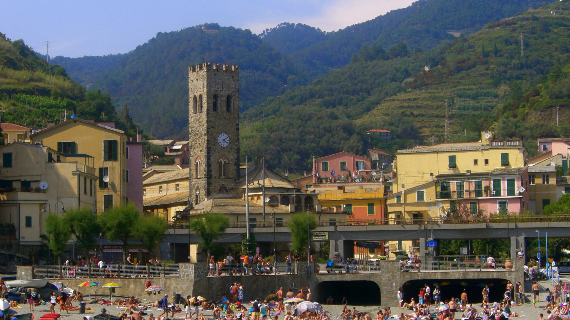 Летний отдых на пляже в Санто Стефано аль Маре, Италия