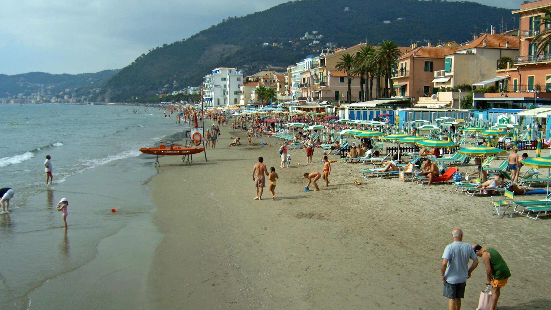 Летний отдых на пляже на курорте Алассио, Италия