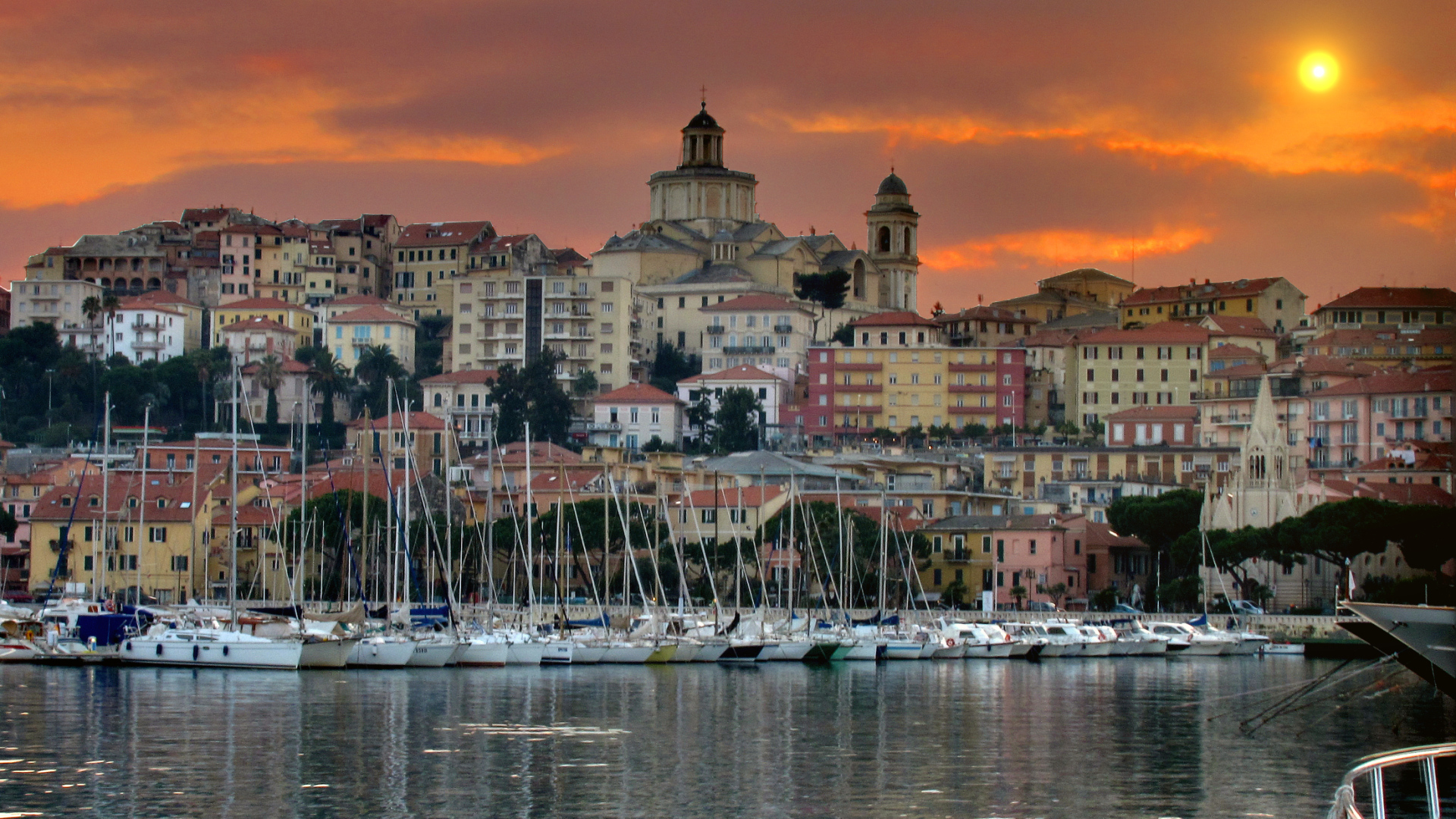 Закат на курорте Империя, Италия