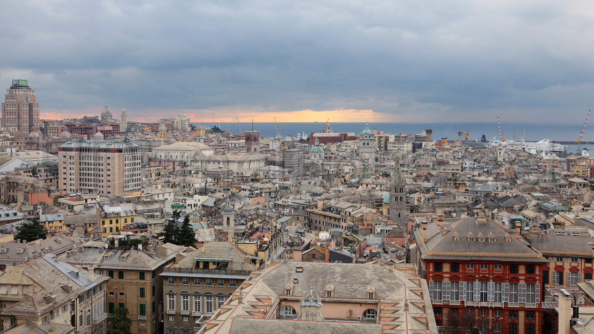 Закат над городом в Генуе, Италия