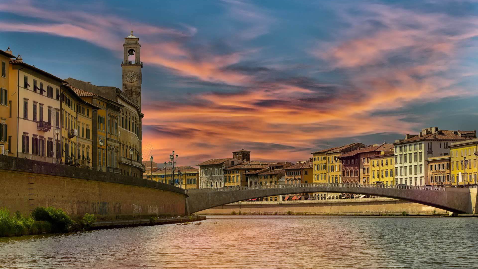 Закат над городом в Пизе, Италия
