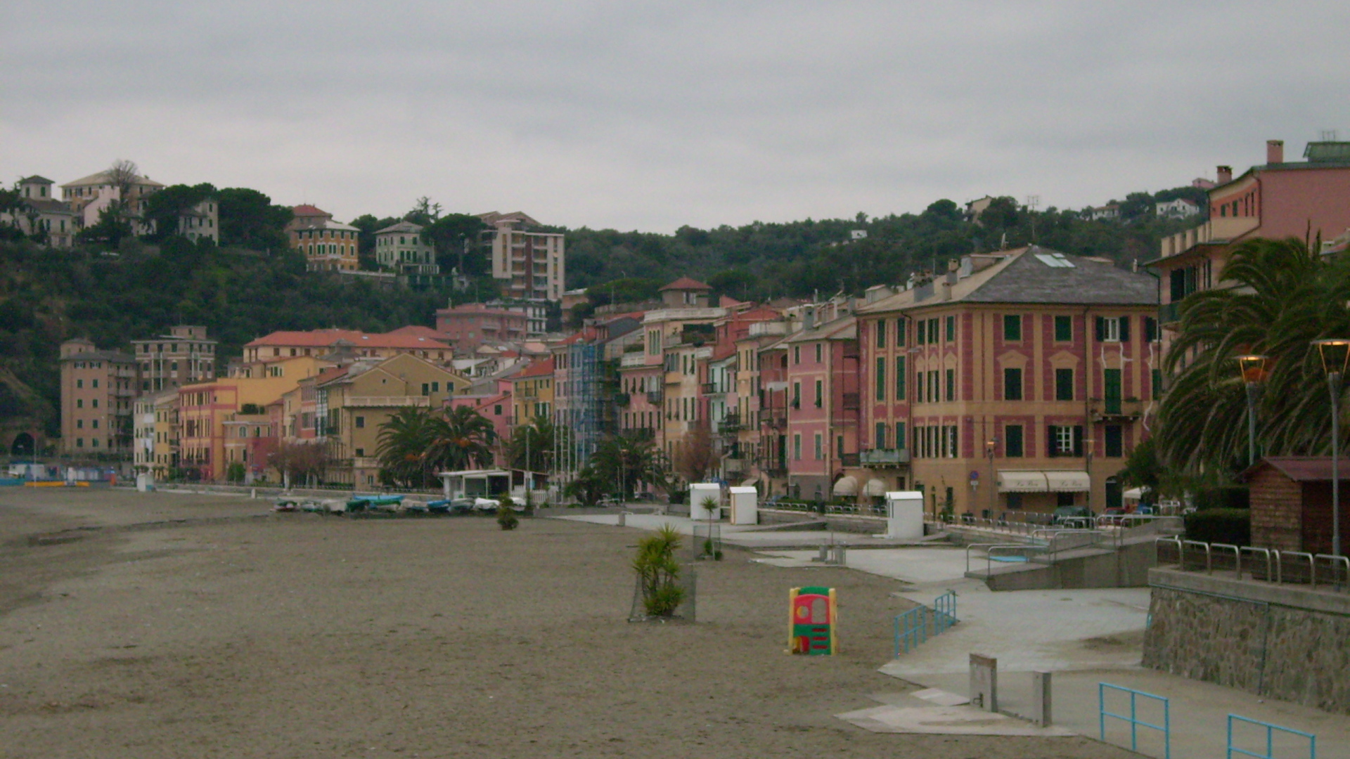 Пляж на курорте Челле Лигуре, Италия