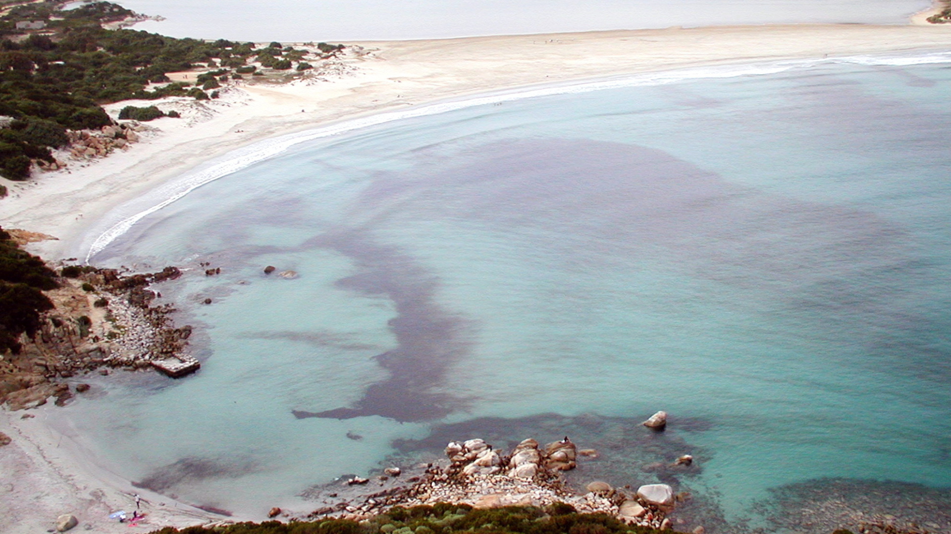 Пляж среди озер на курорте Вилласимиус, Италия