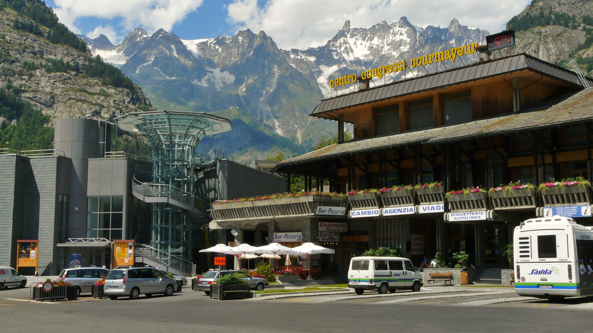 Главная площадь на горнолыжном курорте Курмайор, Италия