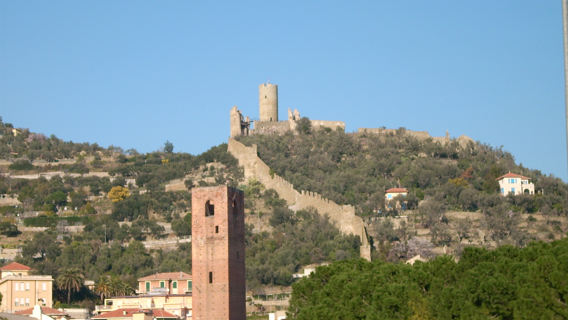 Башня на фоне крепости на курорте Ноли, Италия