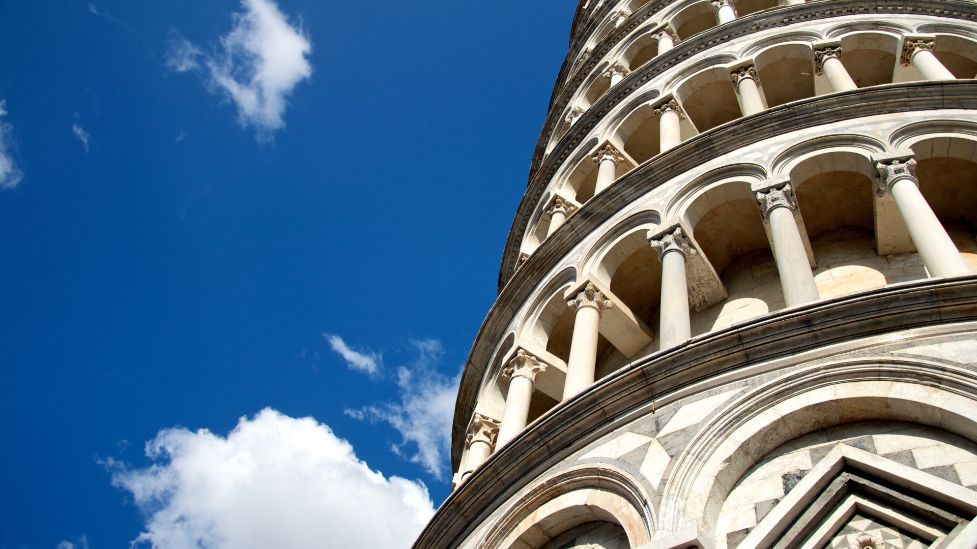 Башня на фоне неба в Пизе, Италия