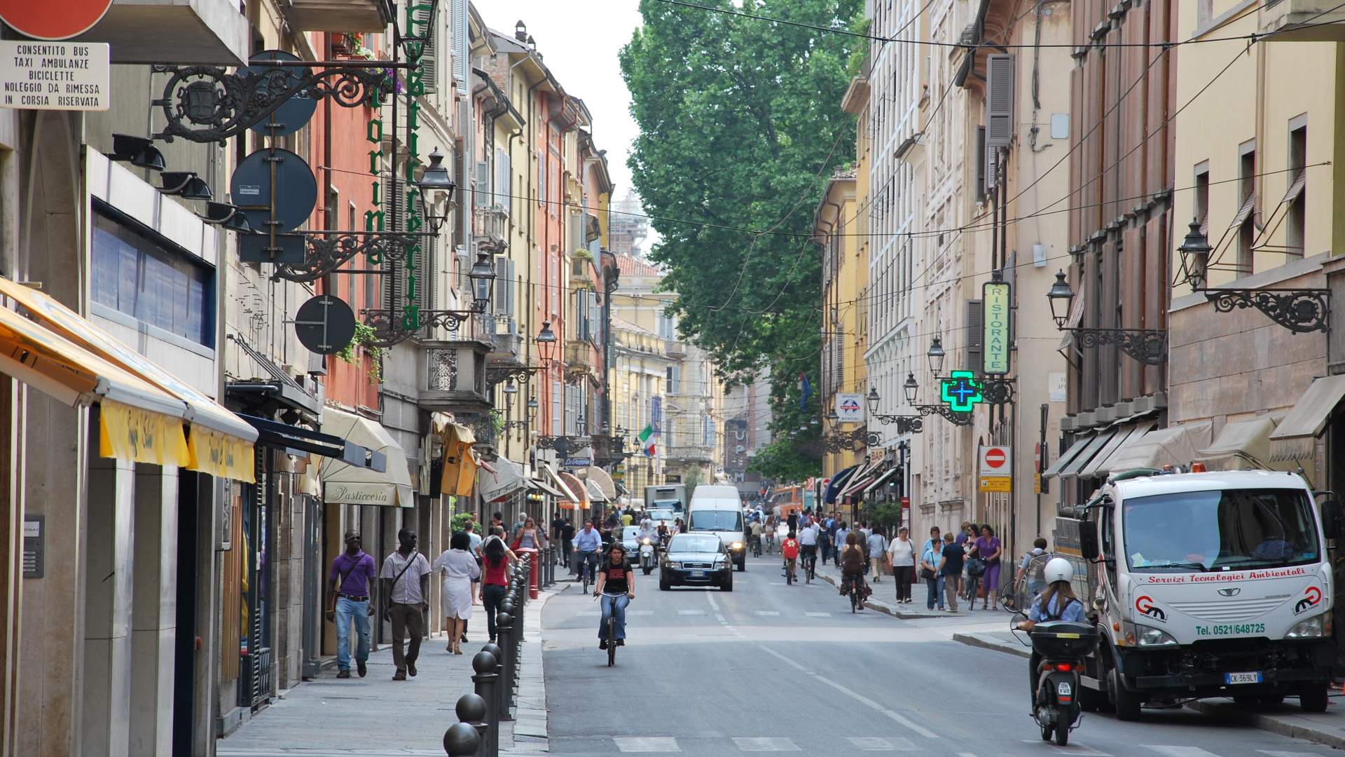 Уличное движение в Парме, Италия