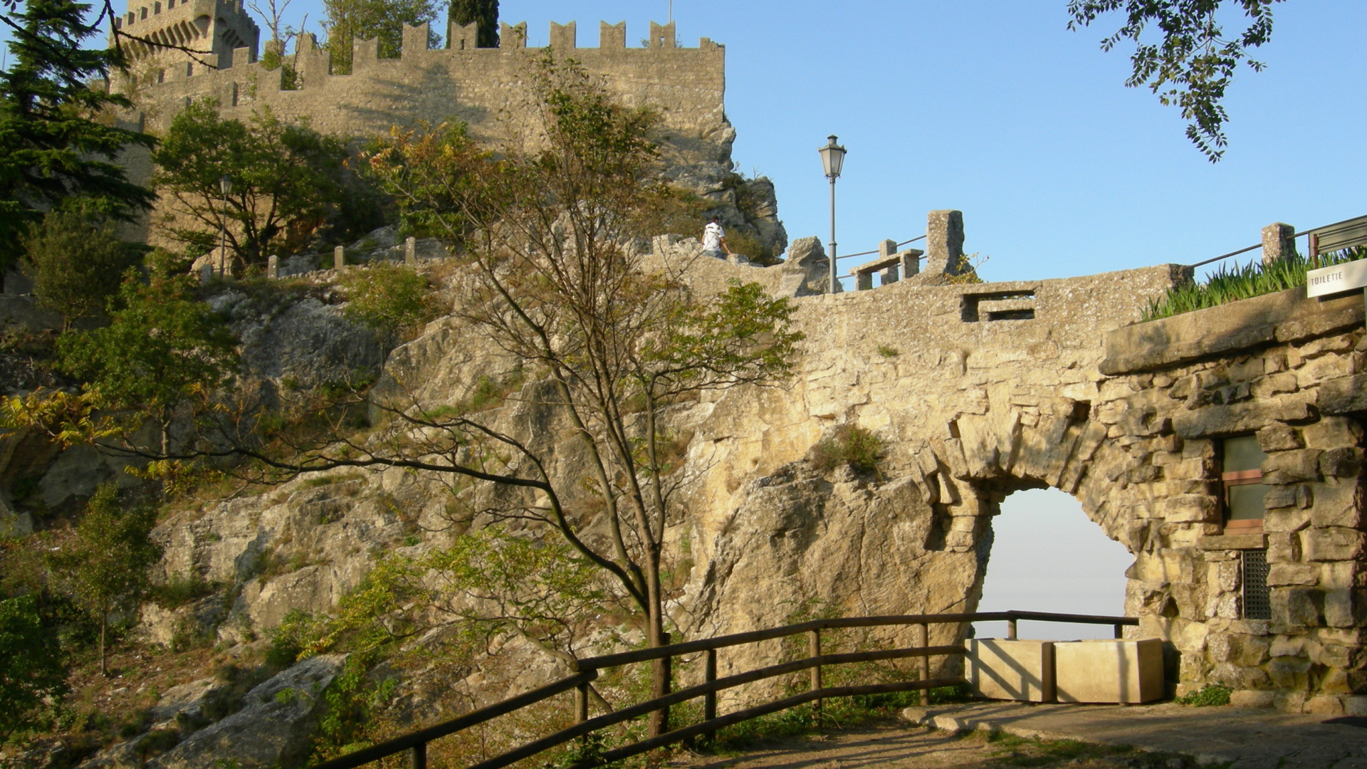 Деревья на фоне крепости в Сан Марино, Италия