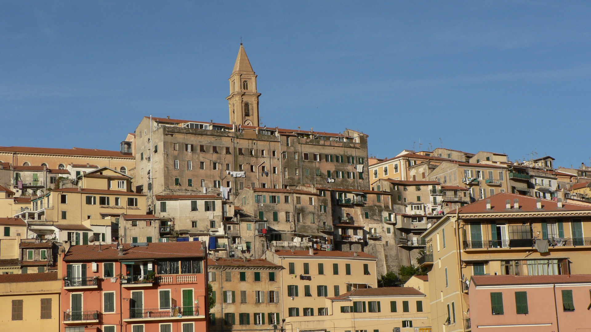 Городские здания на курорте Империя, Италия