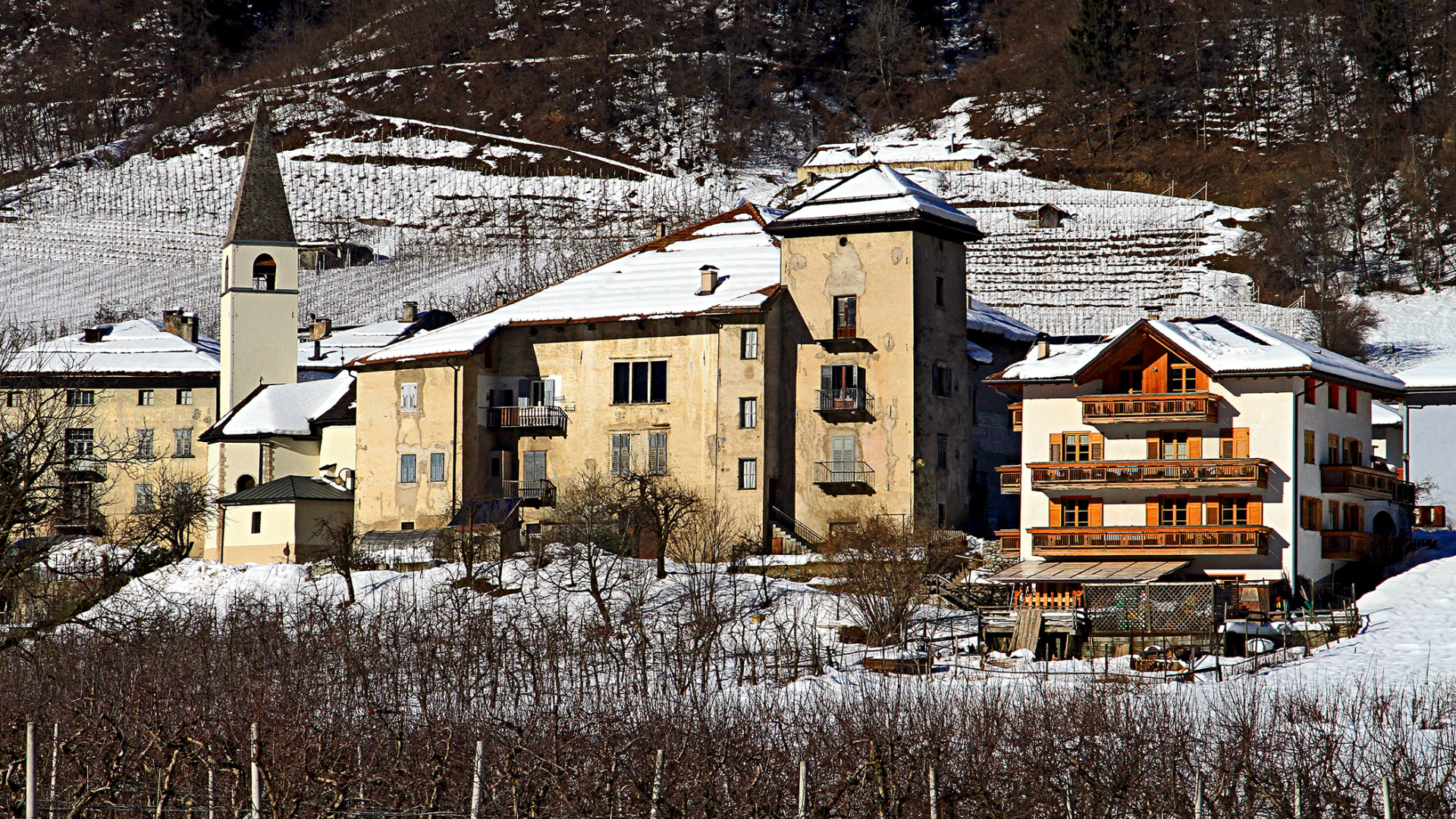 Городские здания на горнолыжном курорте Валь ди Соль, Италия