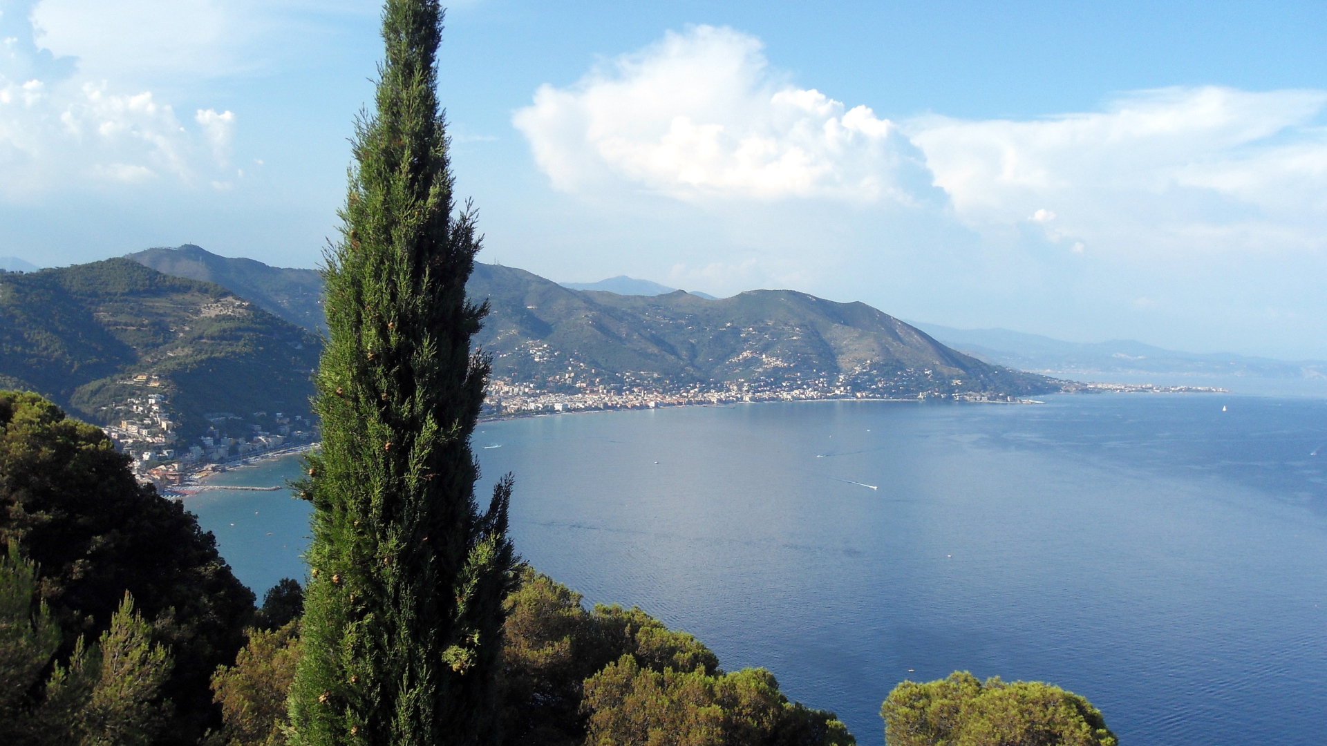 Вид с холма на курорте Алассио, Италия