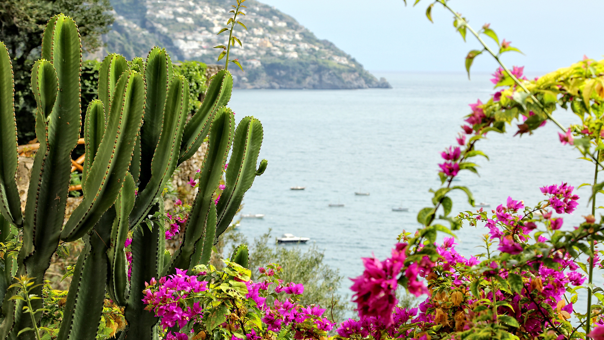 Вид со склона горы на залив на курорте Позитано, Италия