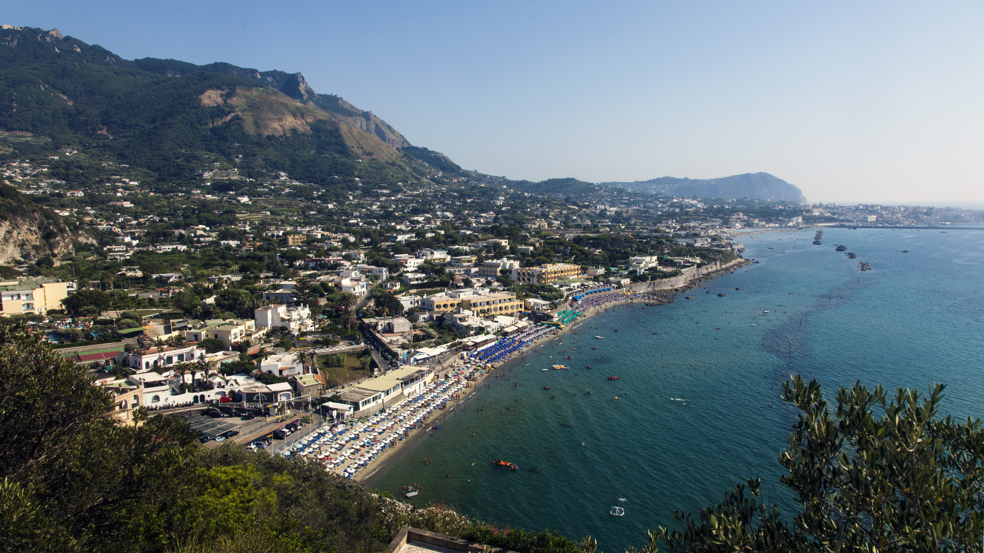 Панорама курорта на острове Искья, Италия