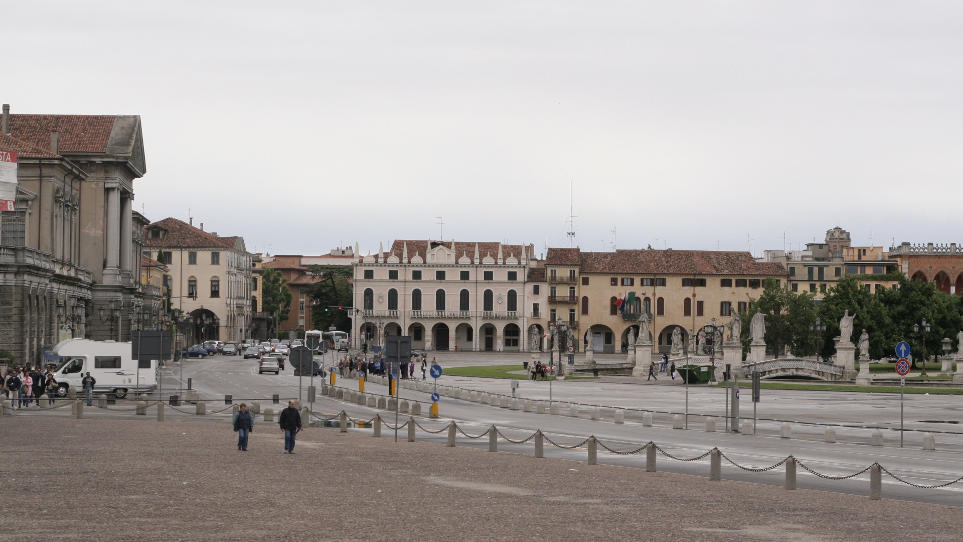Прогулка по центральной площади в Падуе, Италия