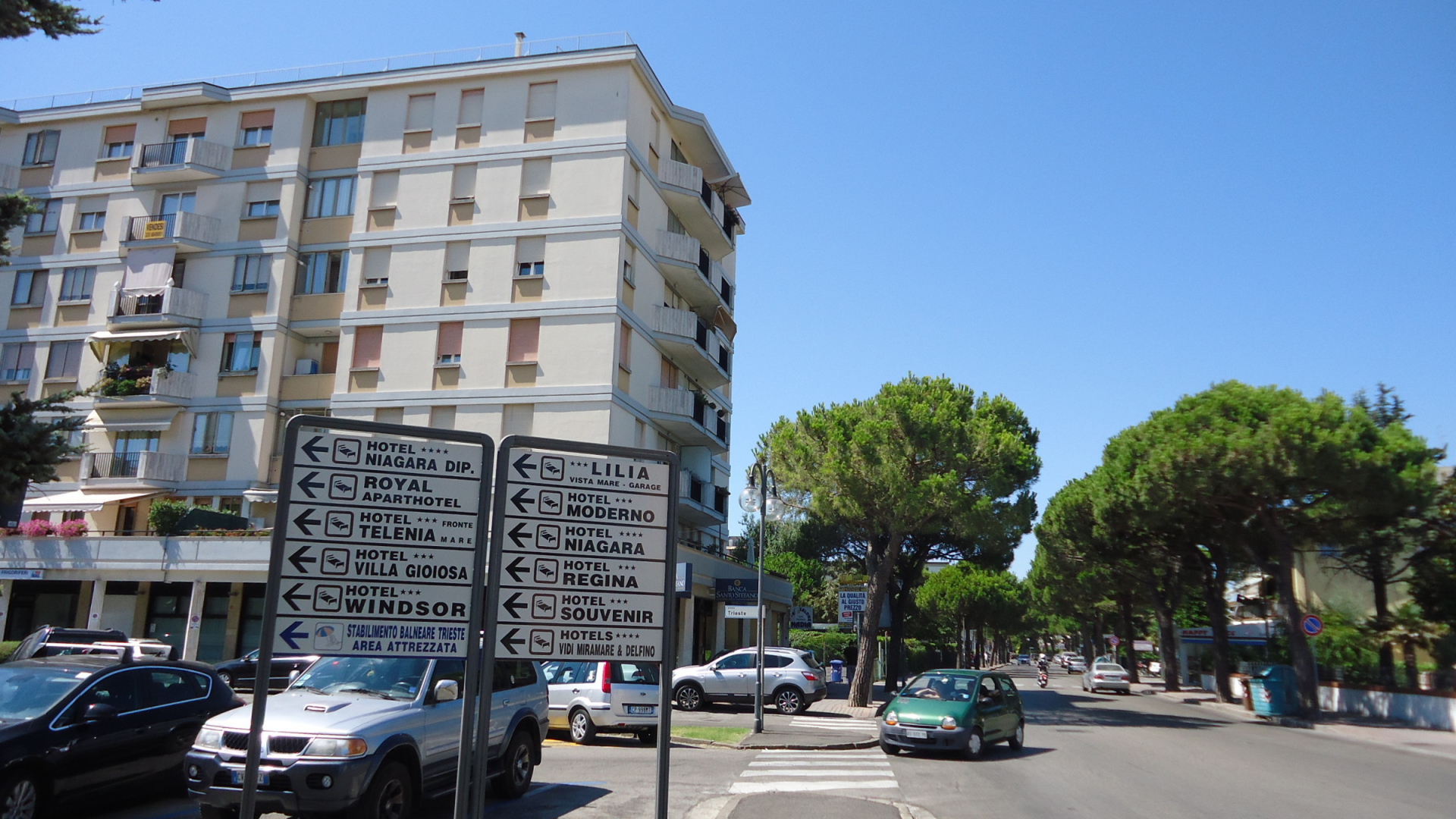 Прогулка по улице на курорте Лидо ди Езоло, Италия