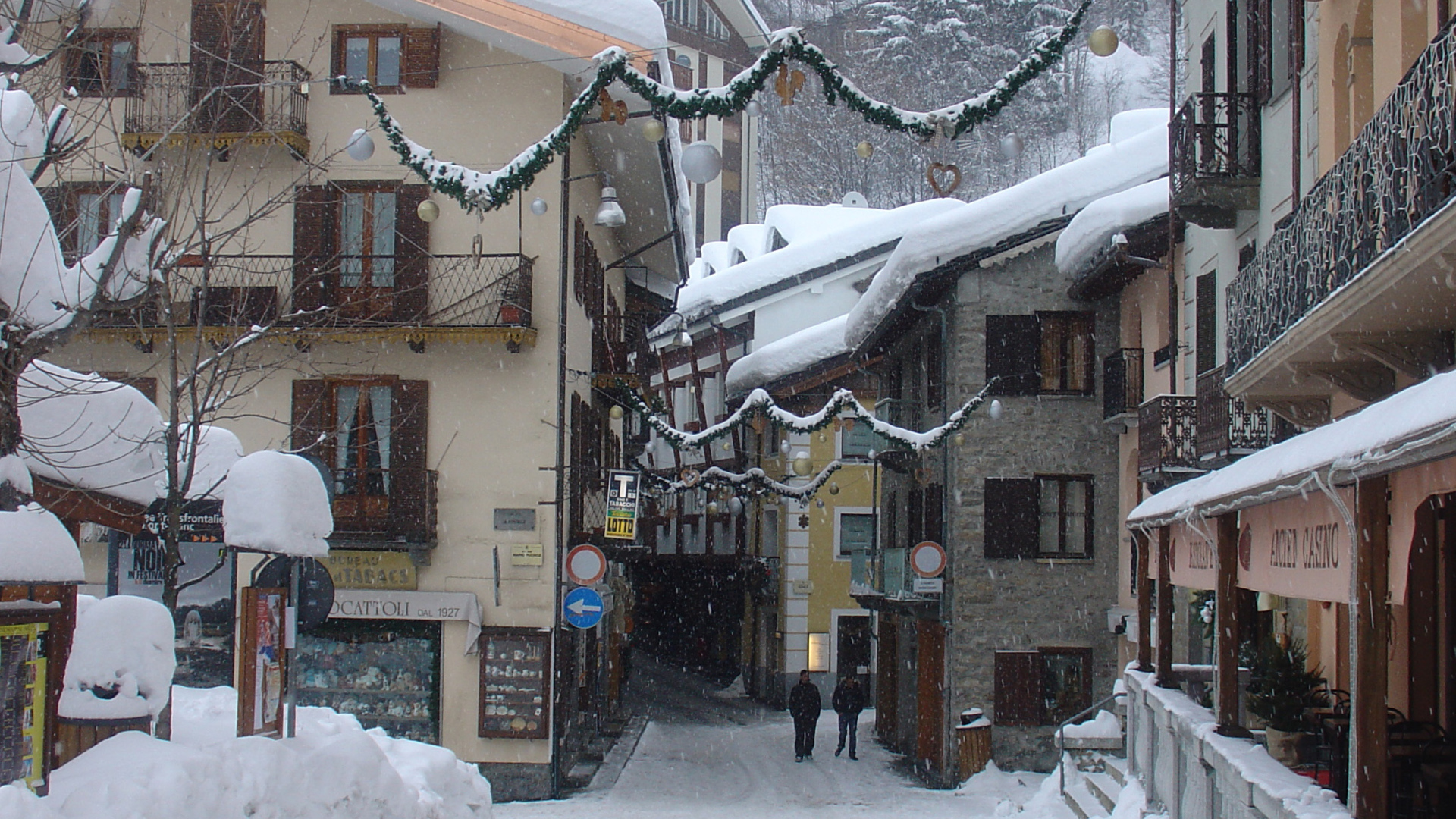 Прогулка по улицам на горнолыжном курорте Курмайор, Италия