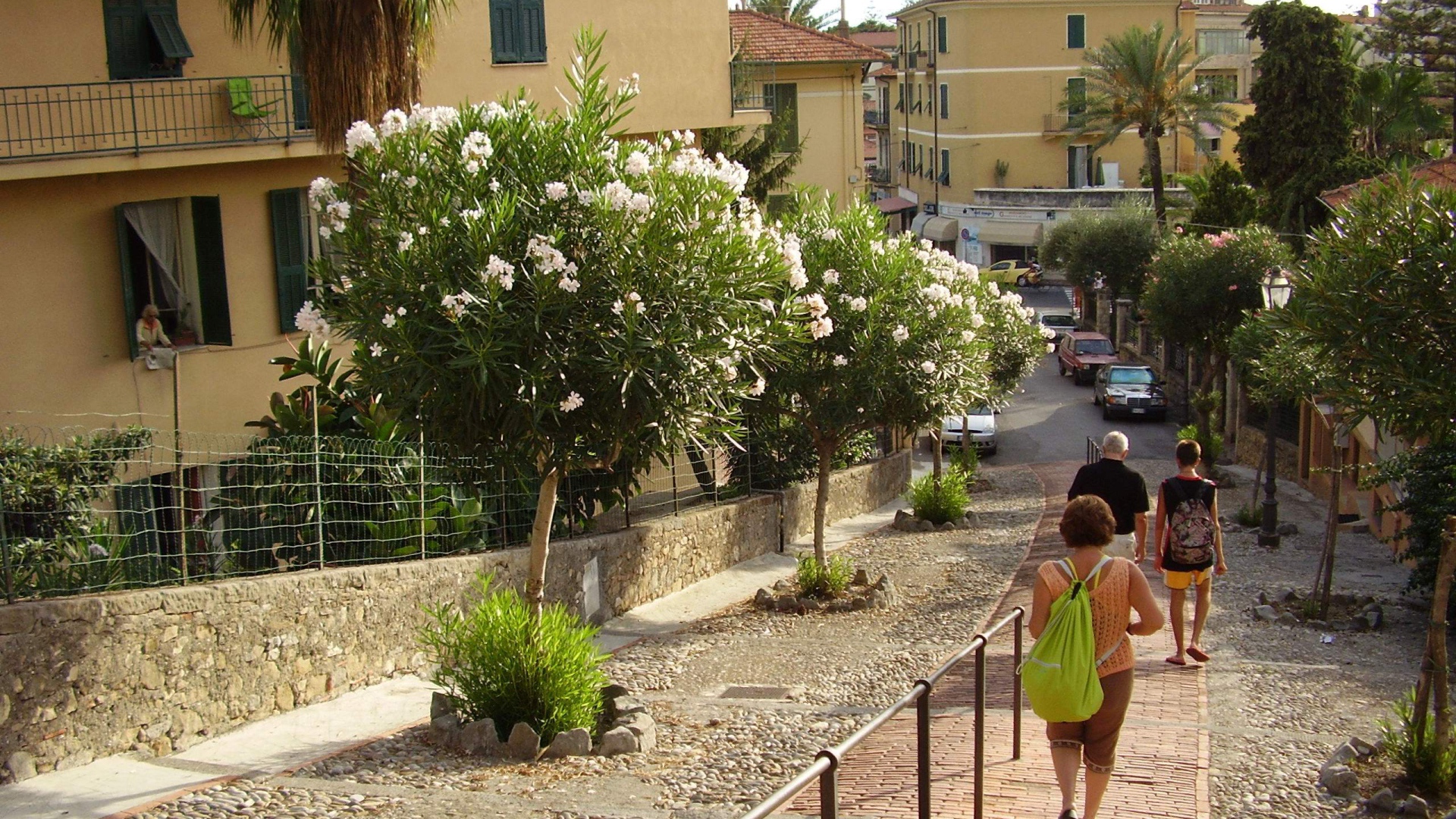 Прогулка по улицам на курорте Бордигера, Италия