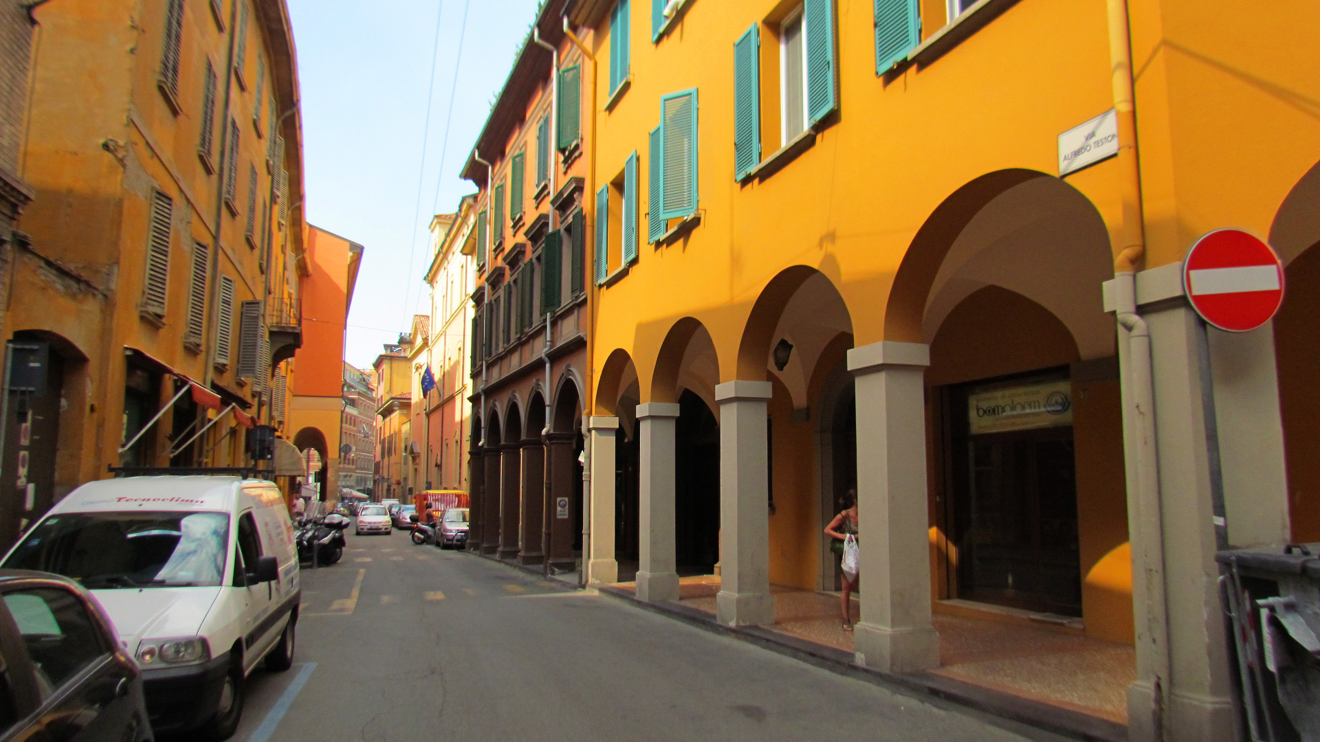 Прогулка по улицам на курорте в Монтекатини Терме, Италия