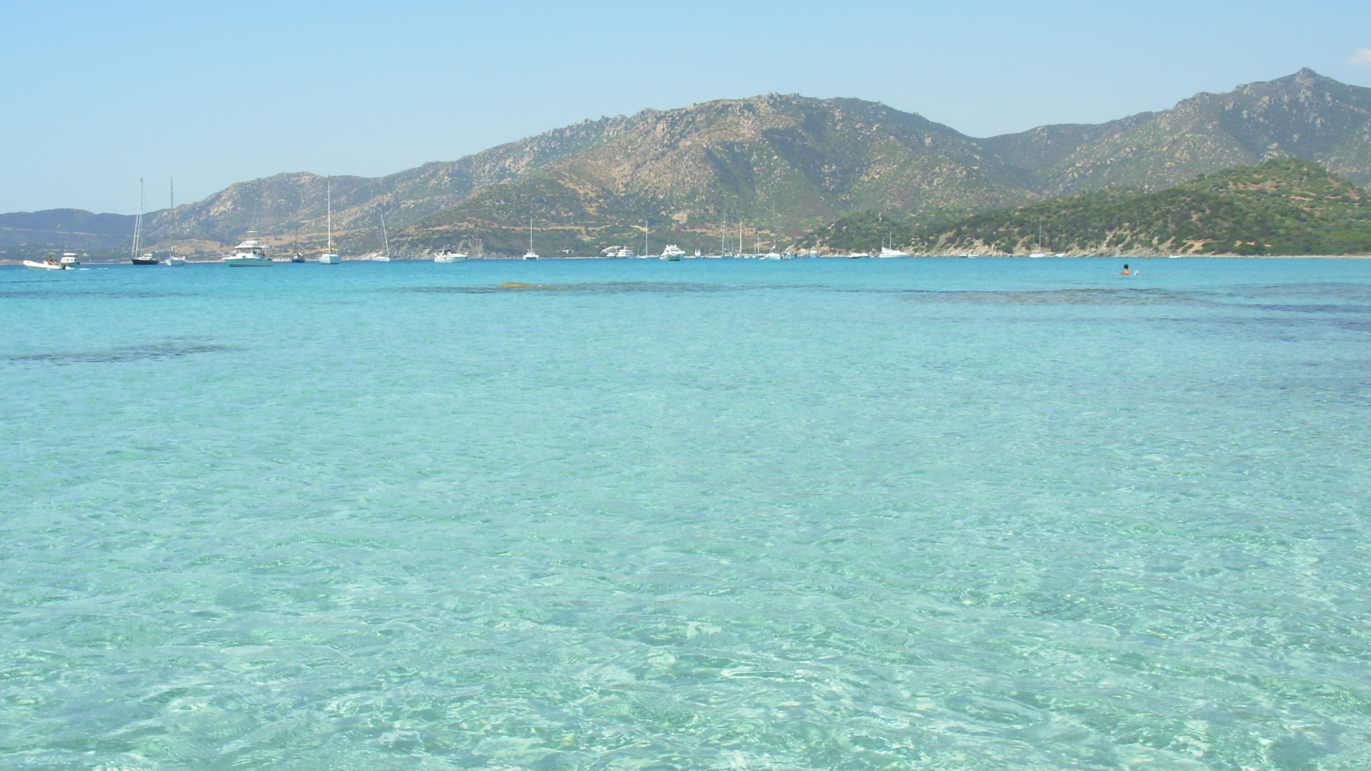 Яхты в заливе на курорте Вилласимиус, Италия