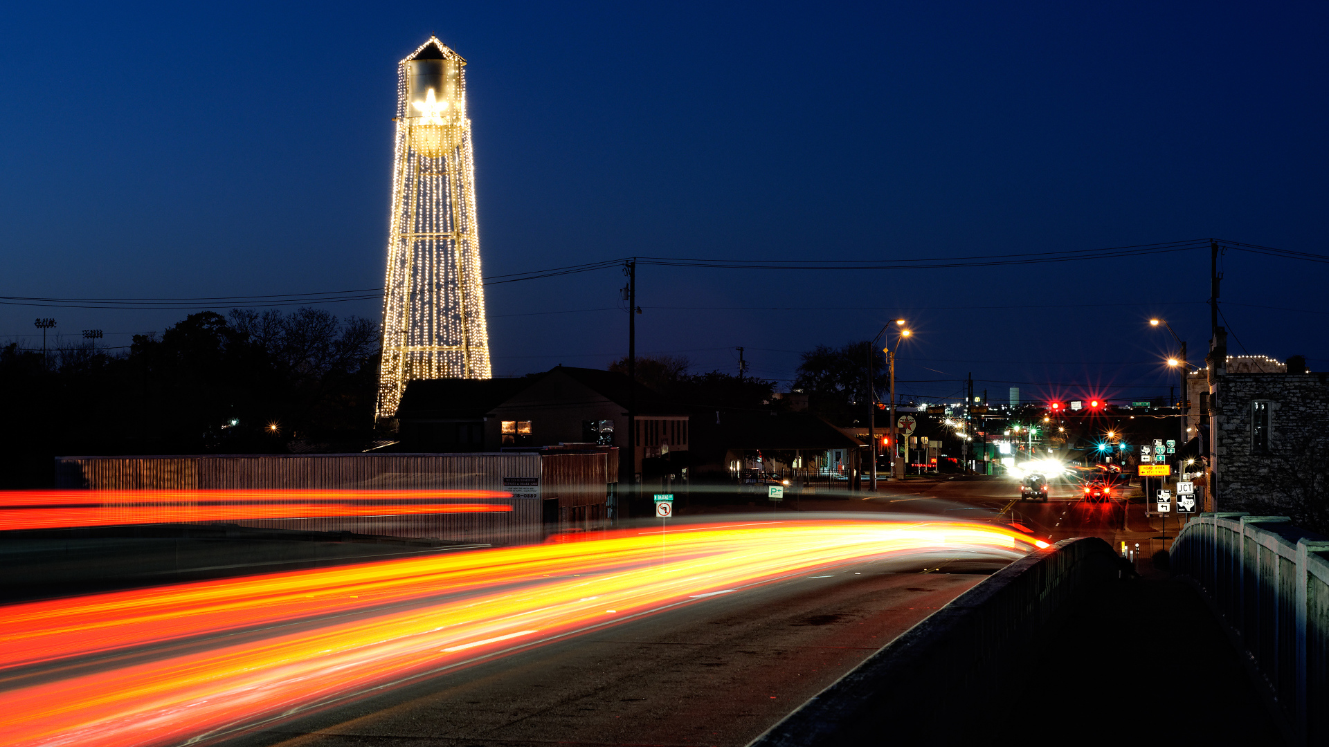 Водонапорная башня в канун Рождества в Раунд-Рок, штат Техас, США